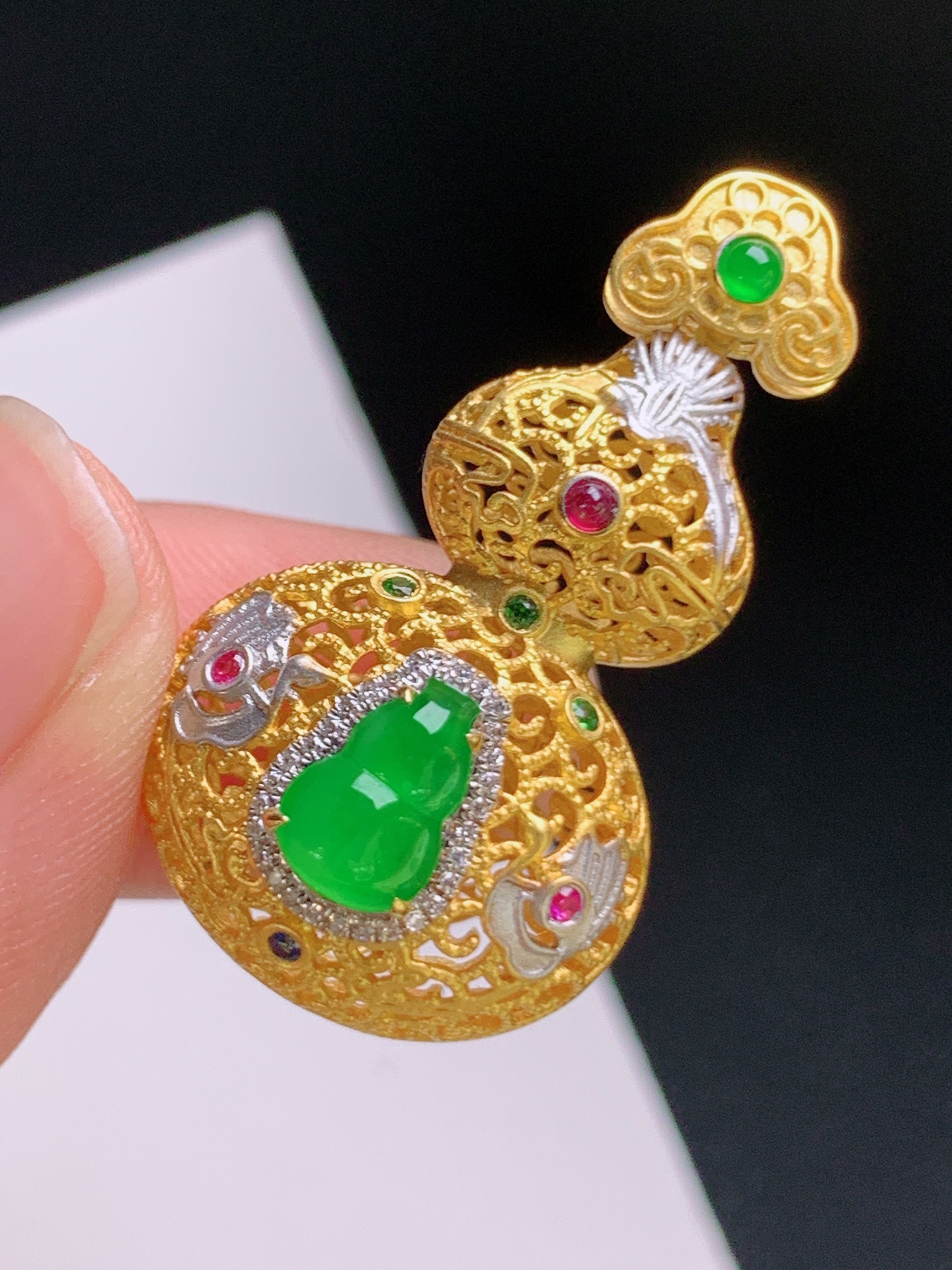 ️ 葫芦吊坠，色浓鲜亮，工艺精巧 裸石8-5.6-3 整体33.5-18.7-14.8 82