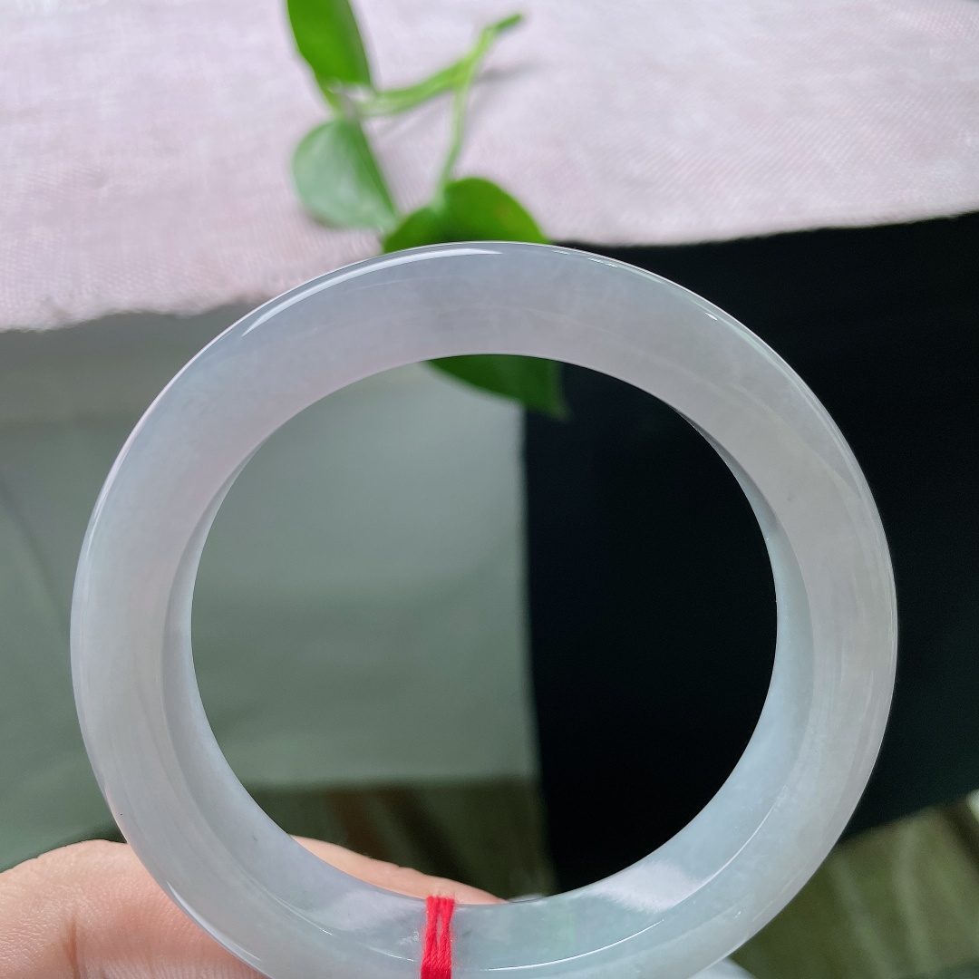 58.3/11.8/9.7，紫底正圈，一点皮纹，种质冰透细腻，种老水足，内部结构细腻，带着朦胧的胶润质感。ss56501a