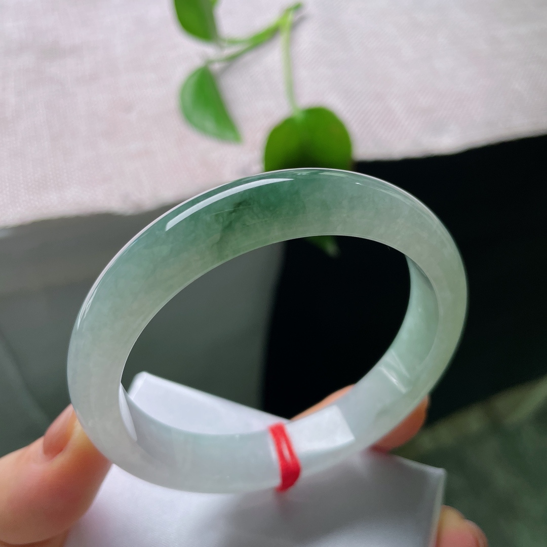 57/12.2/7.7，油青正圈，一点皮纹，冰润湖绿正圈镯，满圈均匀晴水色调，种水通透，版型周正，上手清爽大方。ss56728a