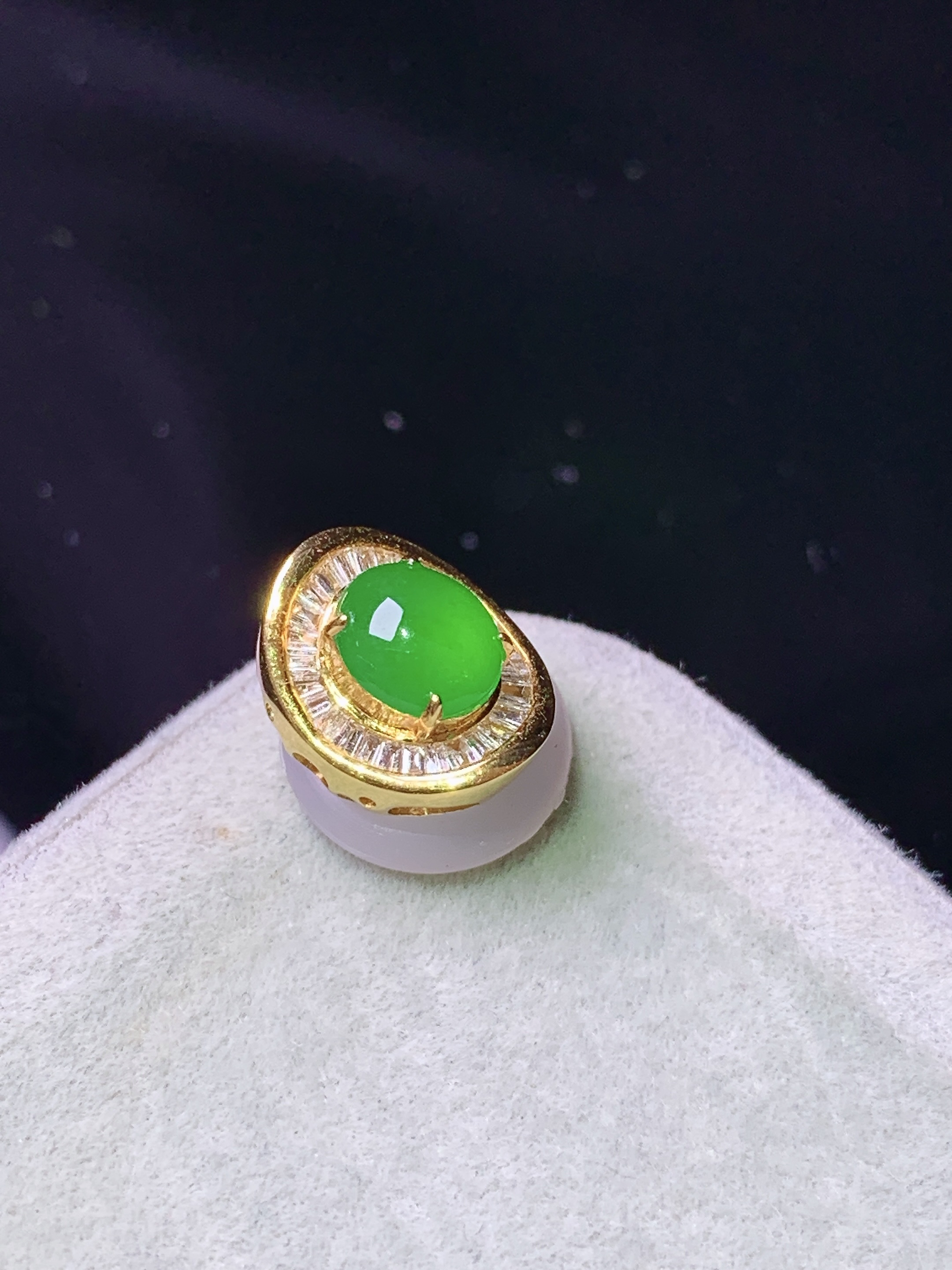 18k金钻镶嵌冰阳绿蛋面吊坠 玉质细腻 色泽艳丽清新 水润亮眼 整体尺寸10.3*8.8*7.2 t