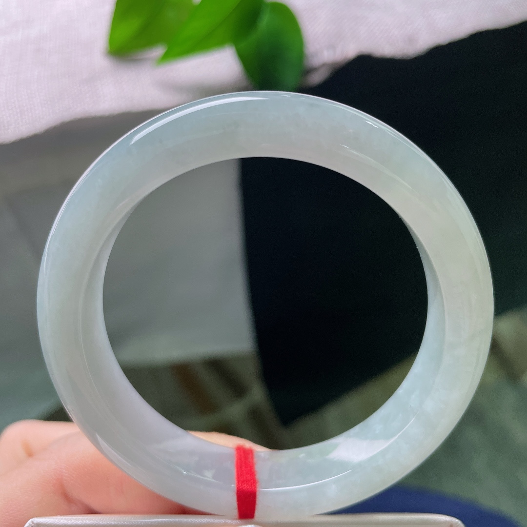 55.5/12/9.3，绿底正圈，无裂，玉质细腻通透，水头清亮，镯身泛着盈盈水光，上手冰润舒服，触感