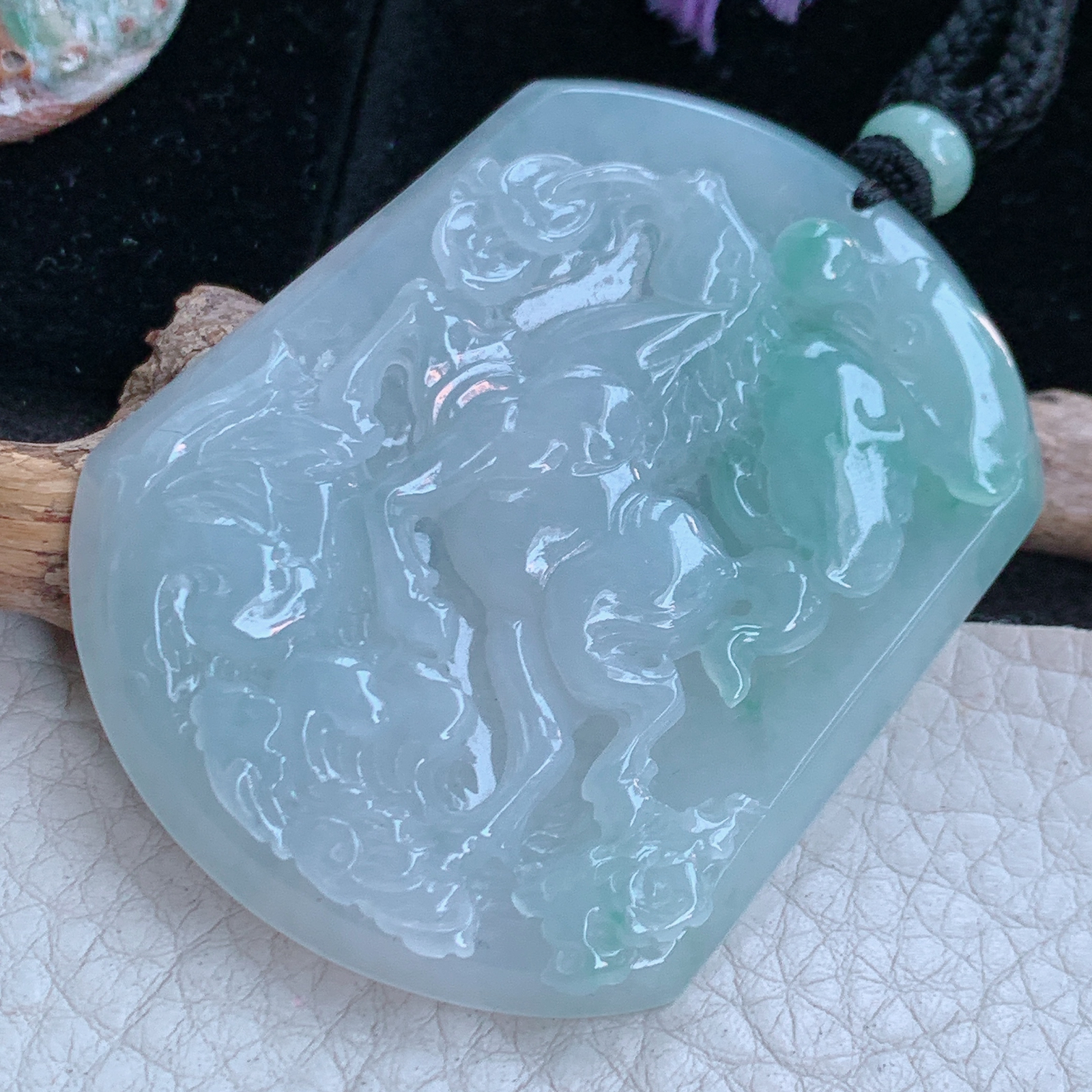 Mut实拍57*45*6.3缅甸翡翠A货飘花马上发财 马到功成玉吊坠