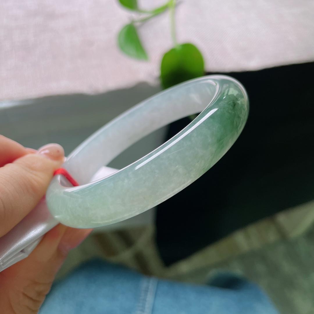 57/12.2/7.7，油青正圈，一点皮纹，冰润湖绿正圈镯，满圈均匀晴水色调，种水通透，版型周正，上手清爽大方。ss56728a