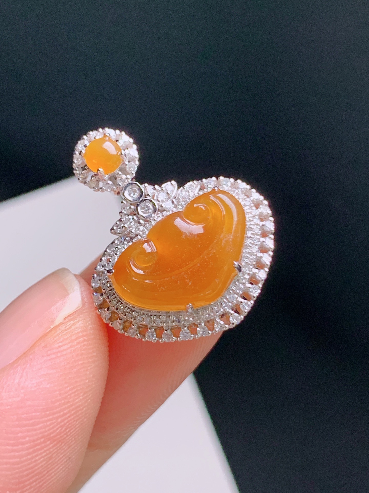️ 黄翡如意锁吊坠，色泽明艳，种水通透，精工雕琢 裸石8.4-13-2.3 整体21.8-17.8