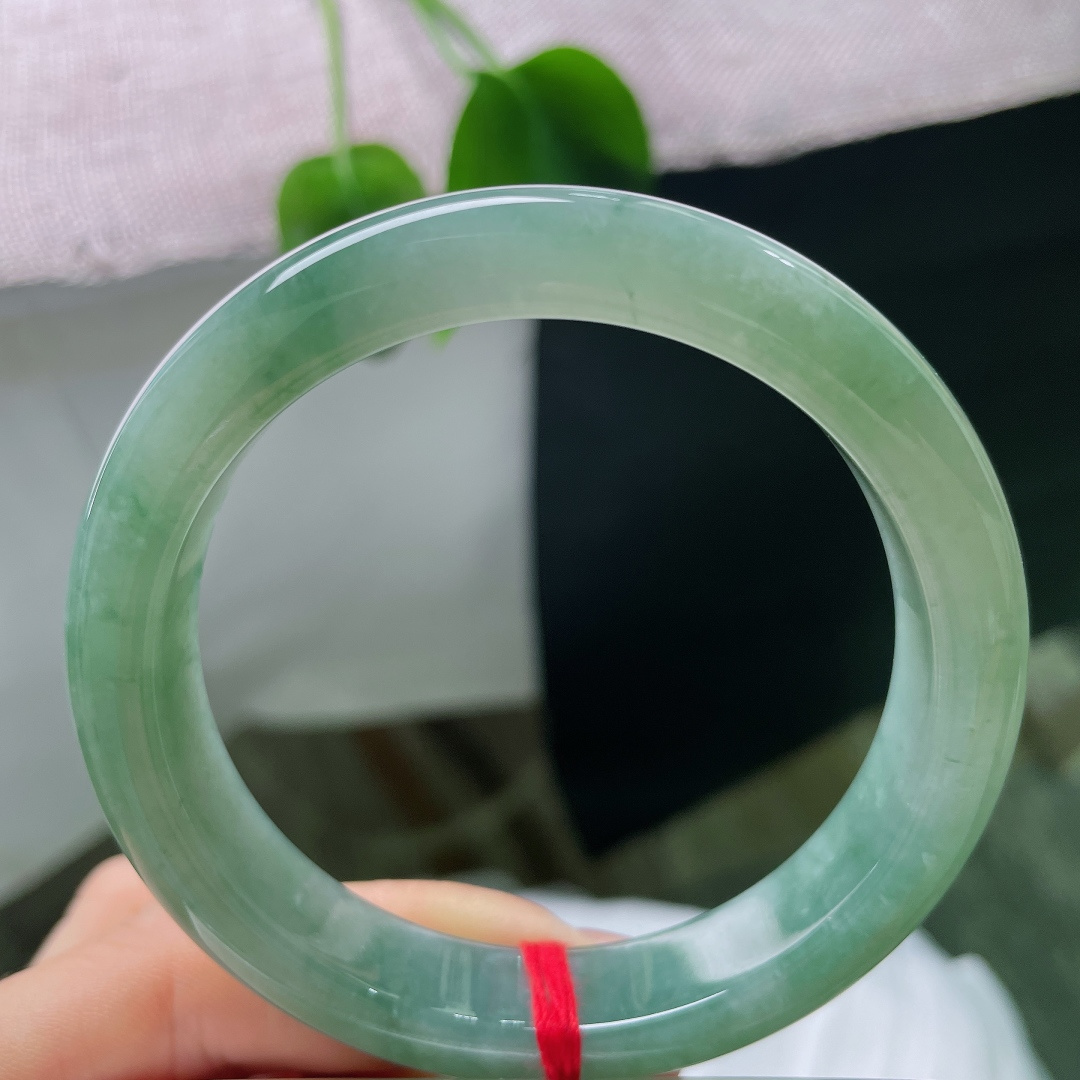 58.2/12.5/8.7，飘花正圈，无裂，风格百搭耐看，日常通勤、聚会佩戴都适配，越看越有味道。s