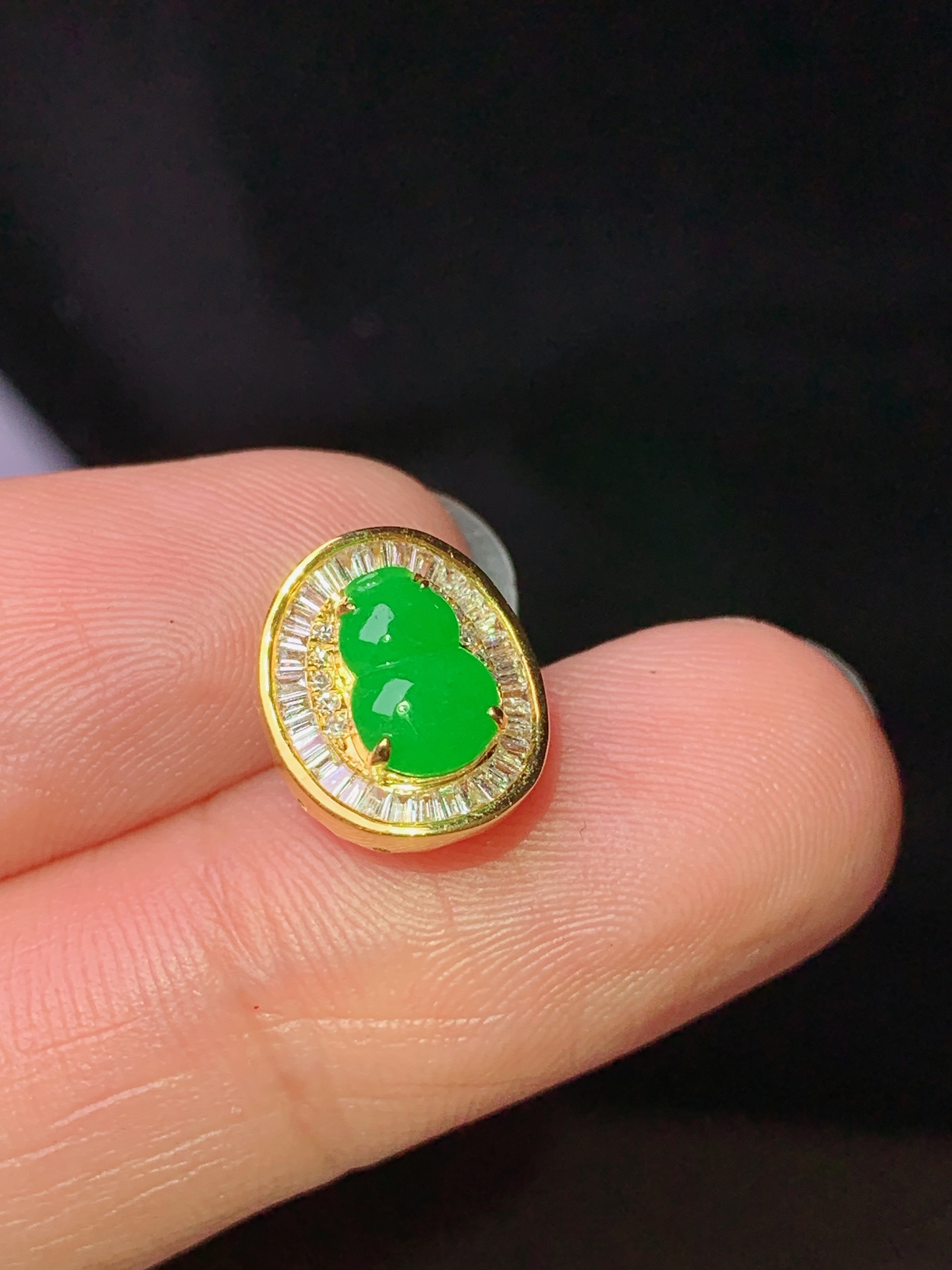 18k金钻镶嵌冰阳绿葫芦吊坠 玉质细腻 色泽艳丽清新 水润亮眼 整体尺寸11*9.5*6.6 t5