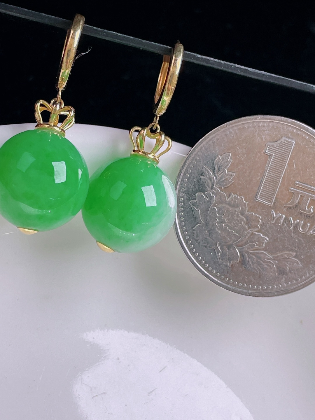阳绿圆珠耳坠，18k镶嵌，老种起光，细底通透，尺寸：裸石12.8mm1006