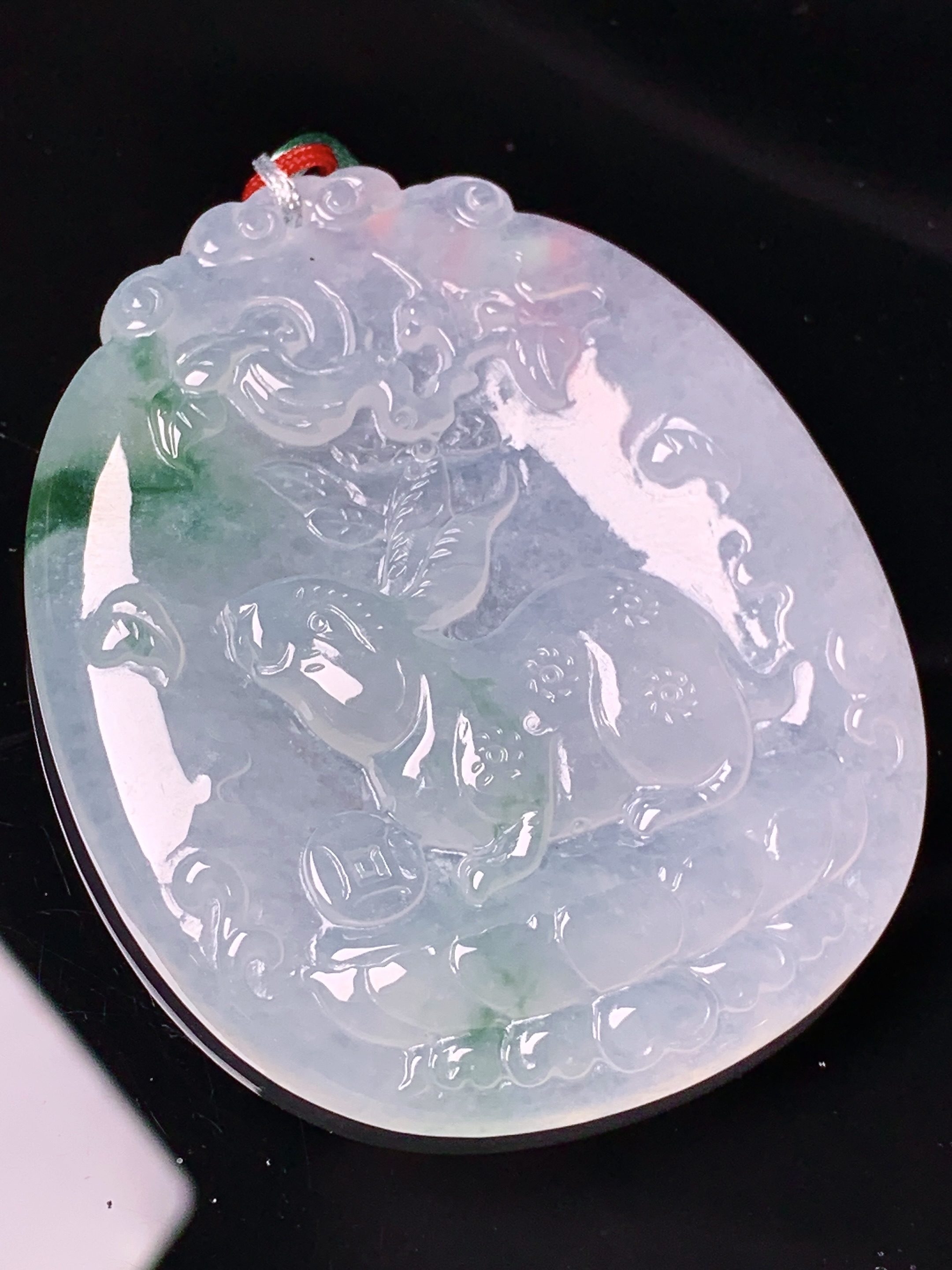 飘绿生肖鼠吊坠 玉质细腻 色泽艳丽清新 水润亮眼 整体尺寸53*44.5*5.7 b2