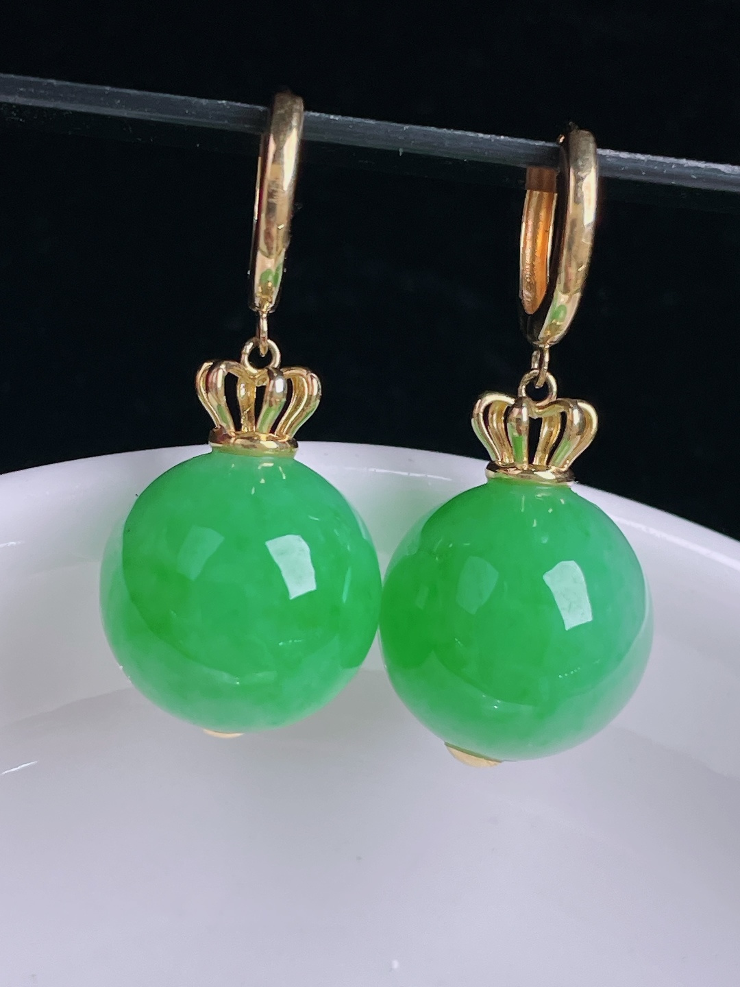 阳绿圆珠耳坠，18k镶嵌，老种起光，细底通透，尺寸：裸石12.8mm1006