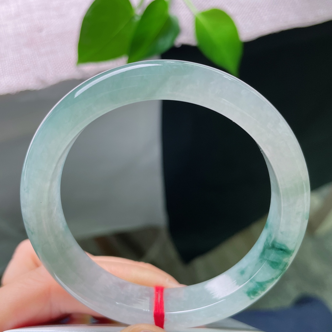58.3/12.1/8.6，冰种飘花正圈，玉质清透似水，蓝花随性舒展，如同山涧流云，清冷，自带沉静疏离的气质。ss56792a