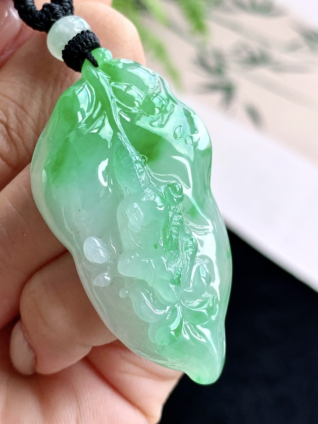 【裸石】️糯冰飘阳绿一叶菩提自在观音牌吊坠 【说明】缅甸 性比高 超厚 【尺寸】51.8-27.2