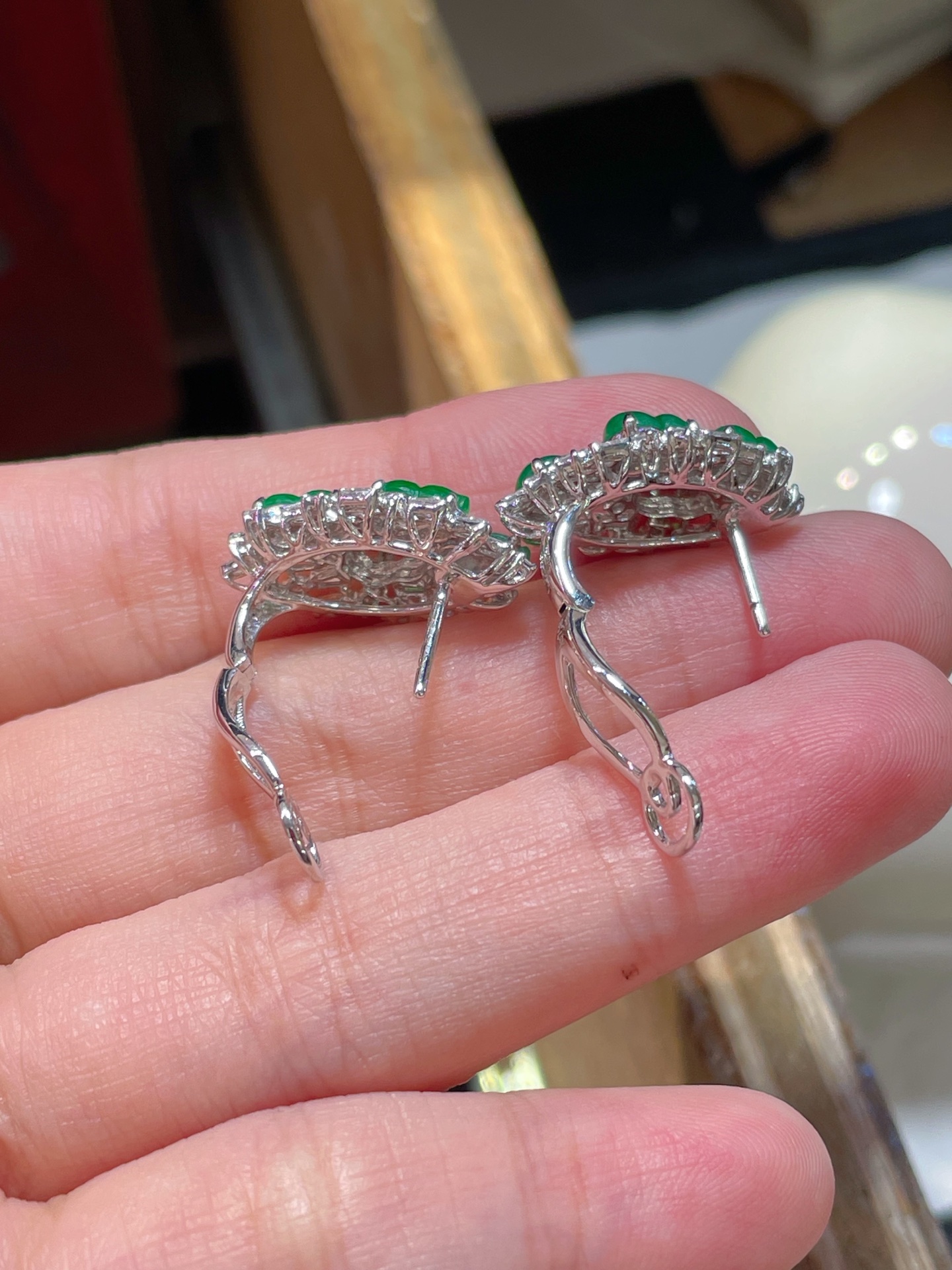 ️性比 精品翡翠葫芦耳钉，满色水头足 这款很精致 18k真金真钻镶嵌，料子饱满细腻 种水，6.4-4.2-2.3