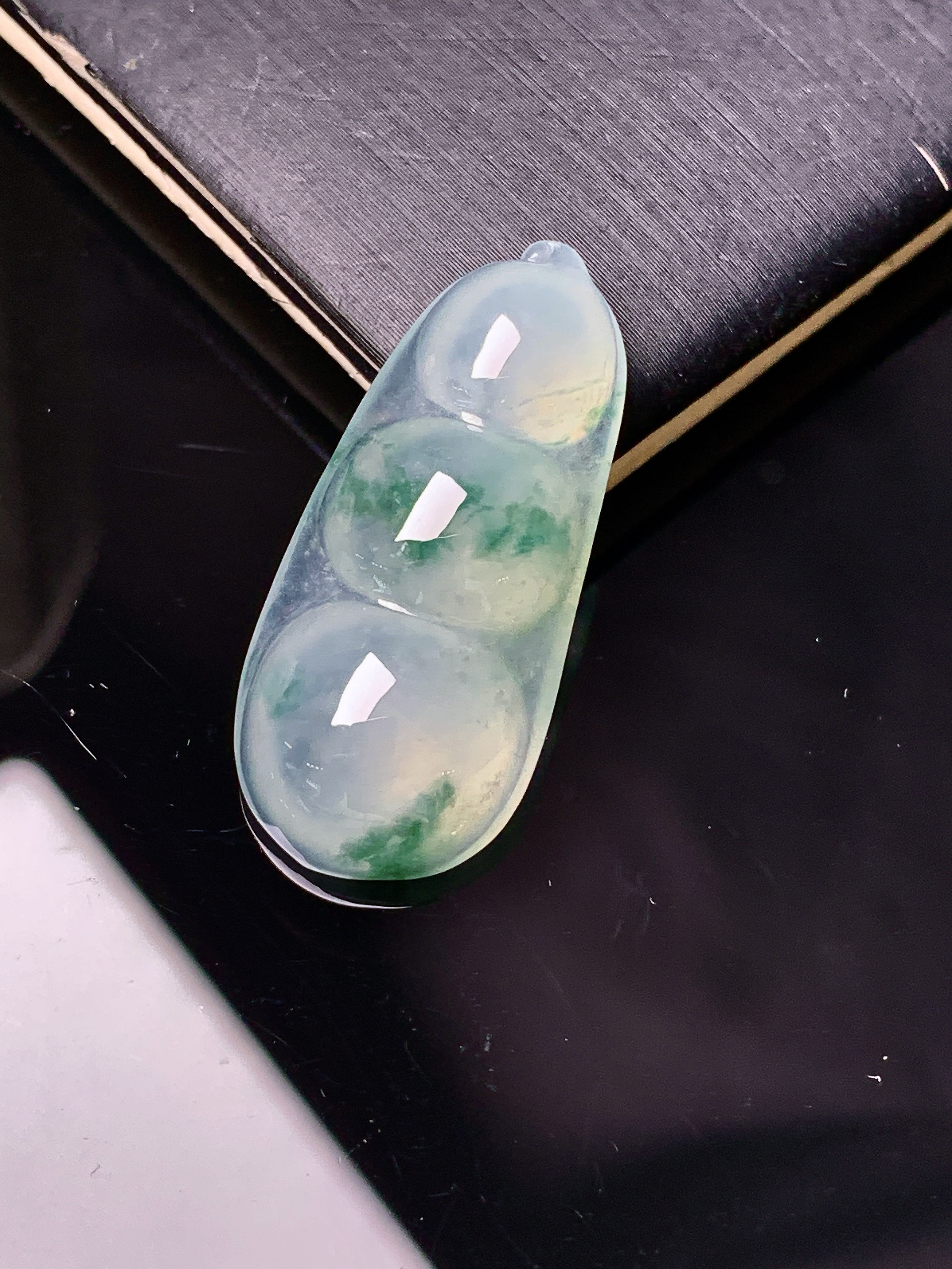 冰飘绿四季豆吊坠 玉质细腻 色泽艳丽清新 水润亮眼 整体尺寸28.8*13.2*6.8 yz