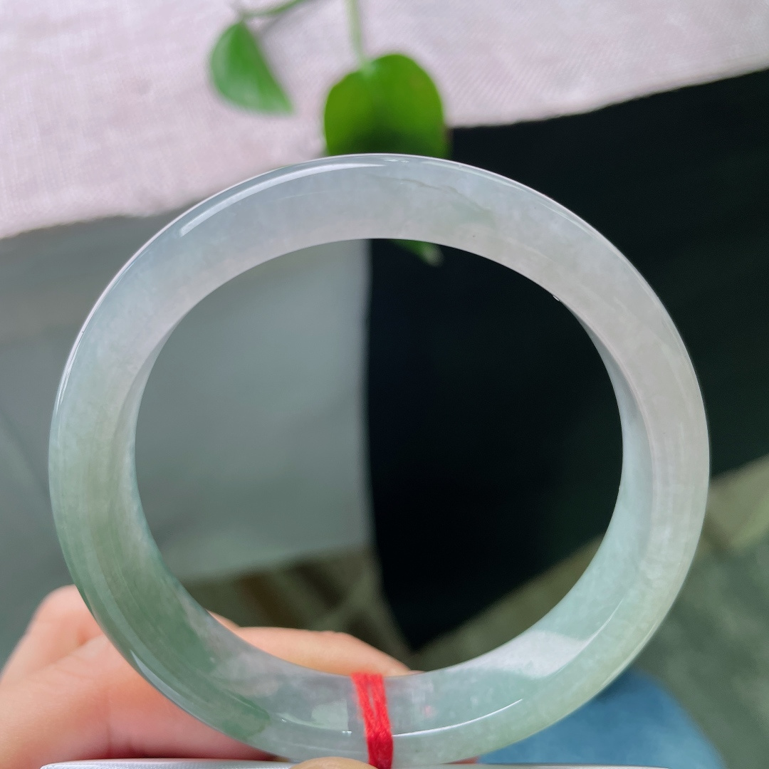 57/12.2/7.7，油青正圈，一点皮纹，冰润湖绿正圈镯，满圈均匀晴水色调，种水通透，版型周正，上手清爽大方。ss56728a