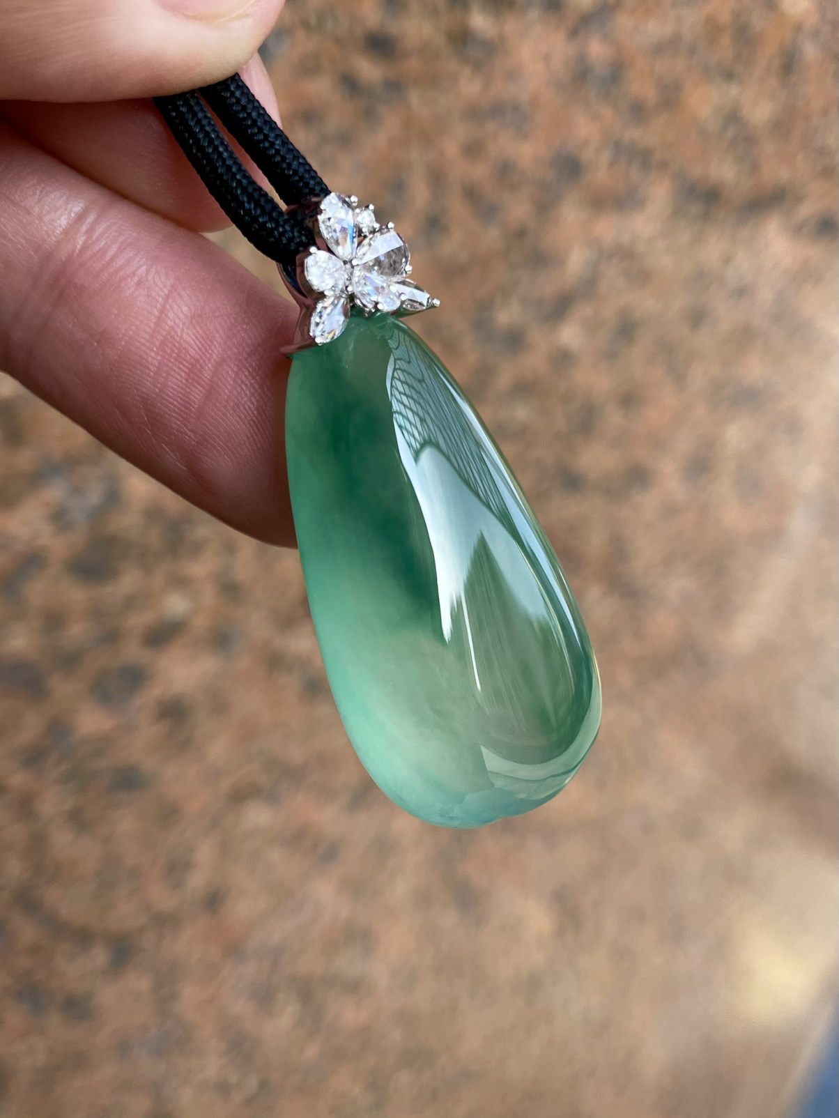 【冰种飘花福瓜吊坠】种水上乘，晶莹剔透，纯净通透，莹光感很强。收藏品质，18k金钻镶嵌，裸石尺寸34