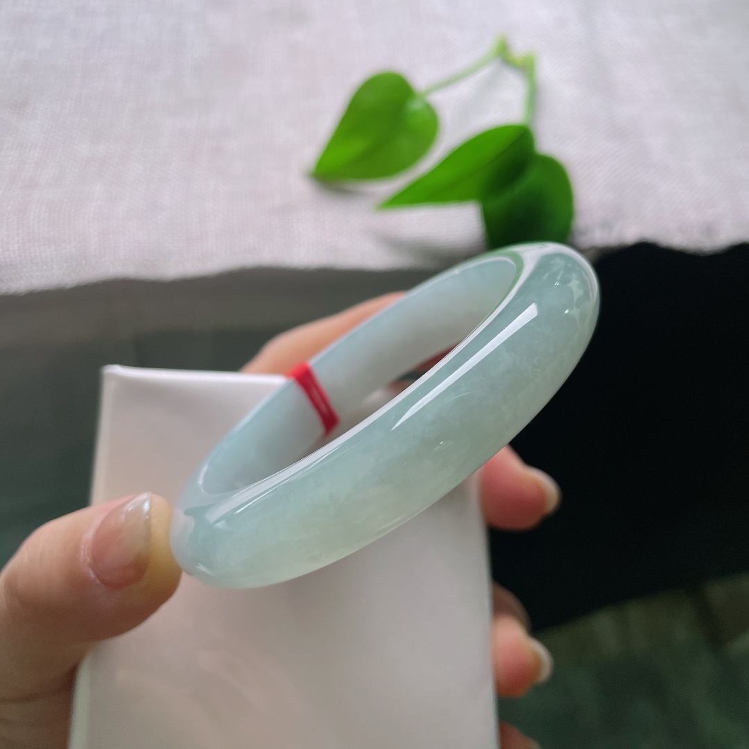 55.5/12/9.3，绿底正圈，无裂，玉质细腻通透，水头清亮，镯身泛着盈盈水光，上手冰润舒服，触感温润顺滑。ss57768a