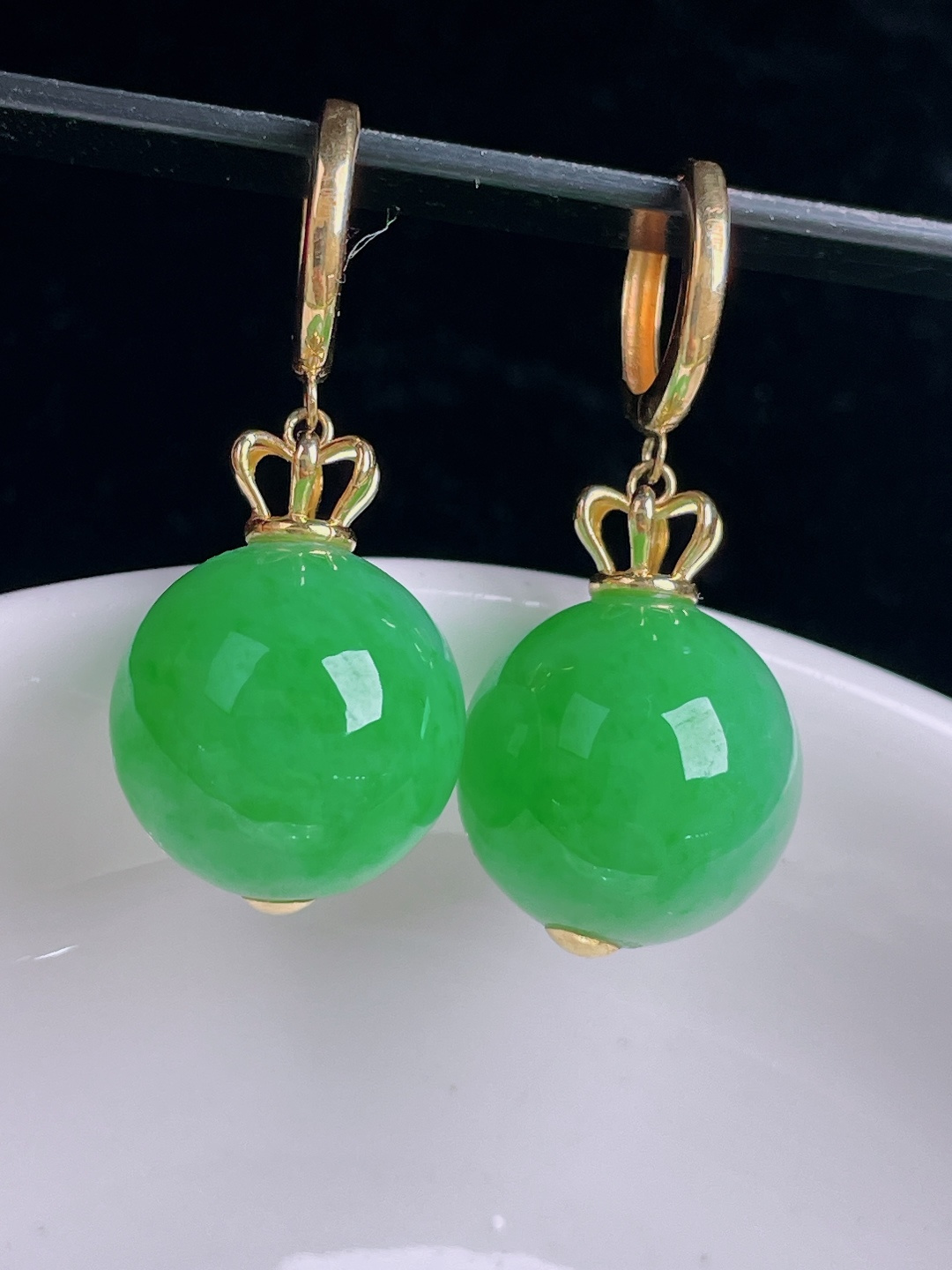 阳绿圆珠耳坠，18k镶嵌，老种起光，细底通透，尺寸：裸石12.8mm1006