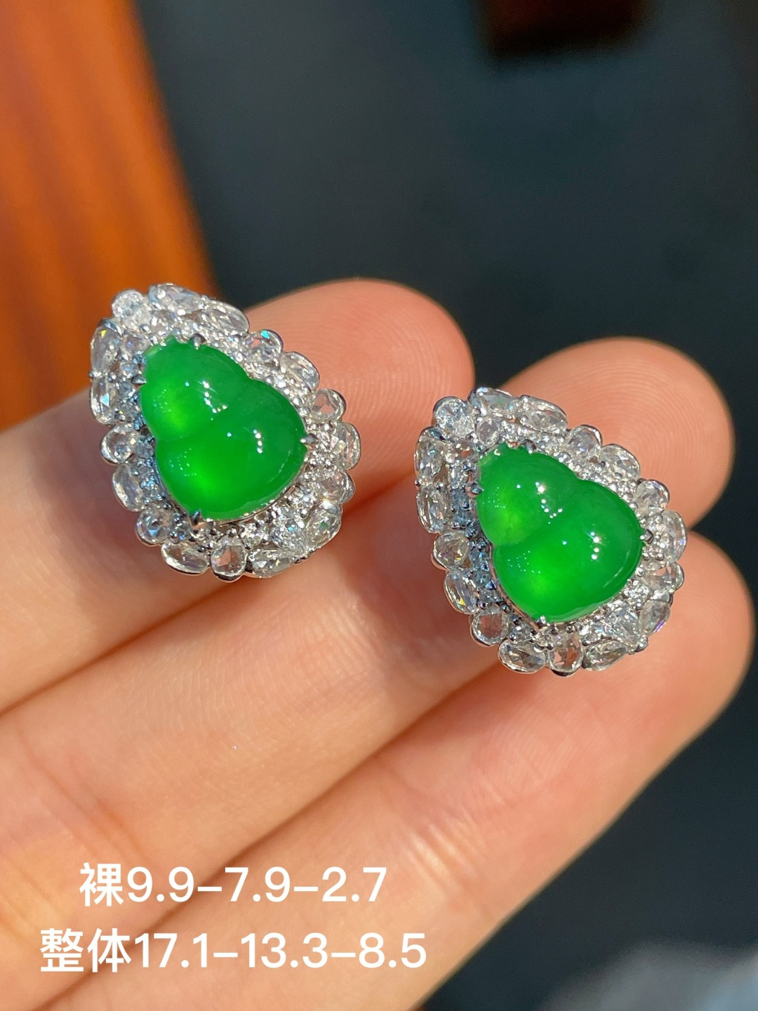 阳绿葫芦耳扣，无裂，18k金镶嵌，强烈推荐，9.9-7.9-2.7