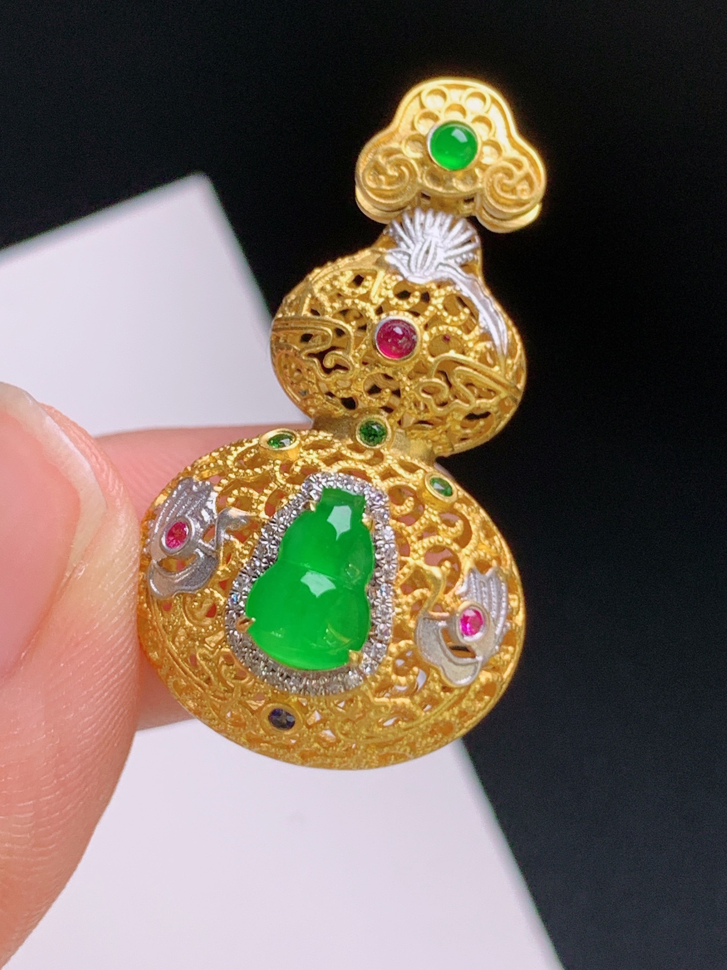 ️ 葫芦吊坠，色浓鲜亮，工艺精巧 裸石8-5.6-3 整体33.5-18.7-14.8 82