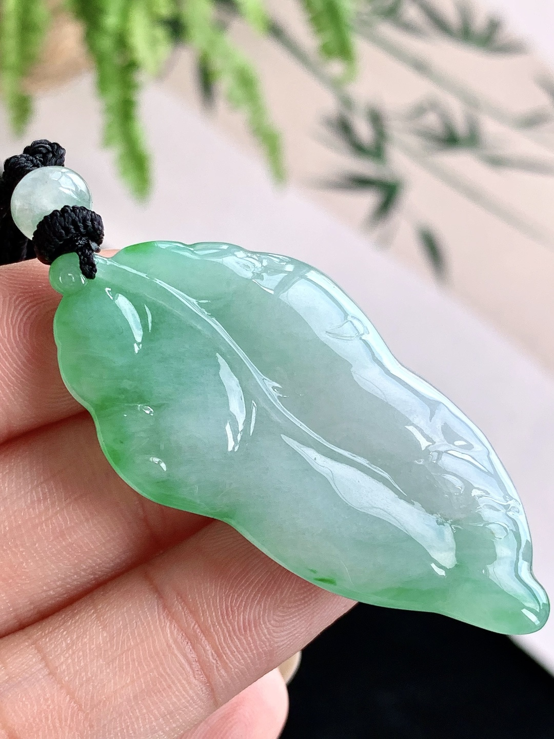 【裸石】️糯冰飘阳绿一叶菩提自在观音牌吊坠 【说明】缅甸 性比高 超厚 【尺寸】51.8-27.2-10.4 【重量】20克