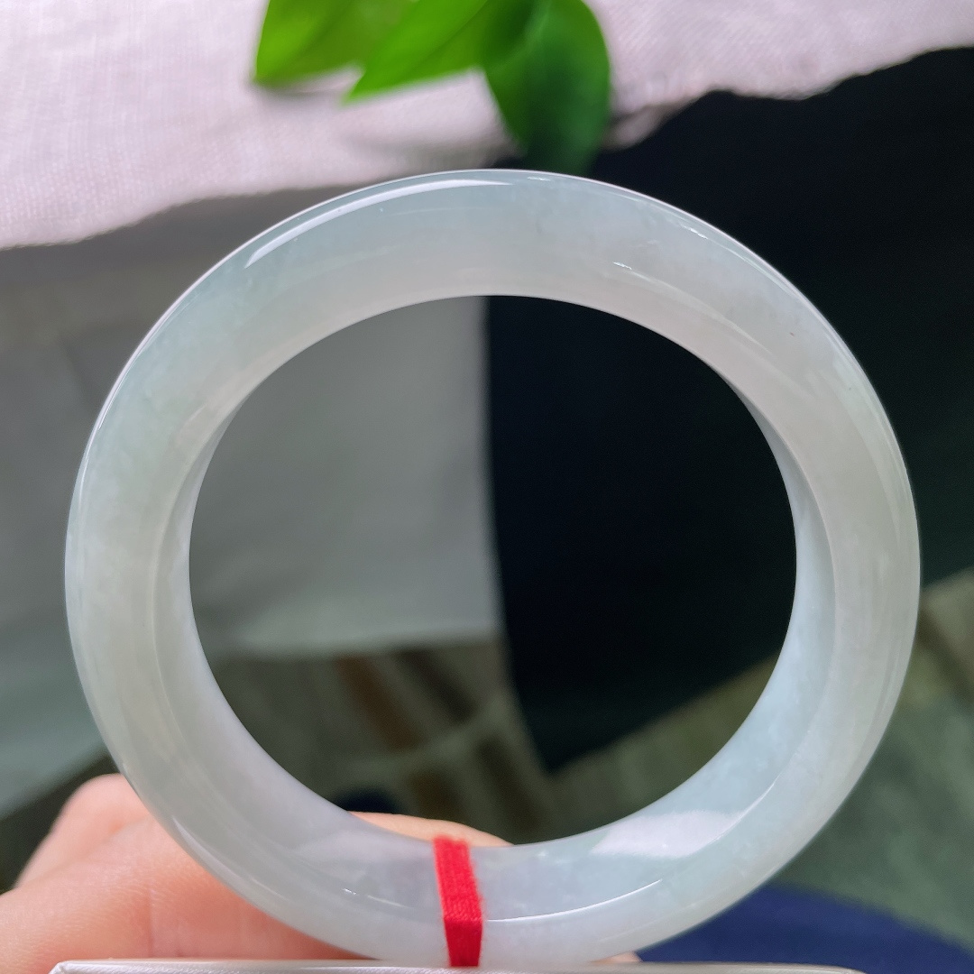 55.5/12/9.3，绿底正圈，无裂，玉质细腻通透，水头清亮，镯身泛着盈盈水光，上手冰润舒服，触感