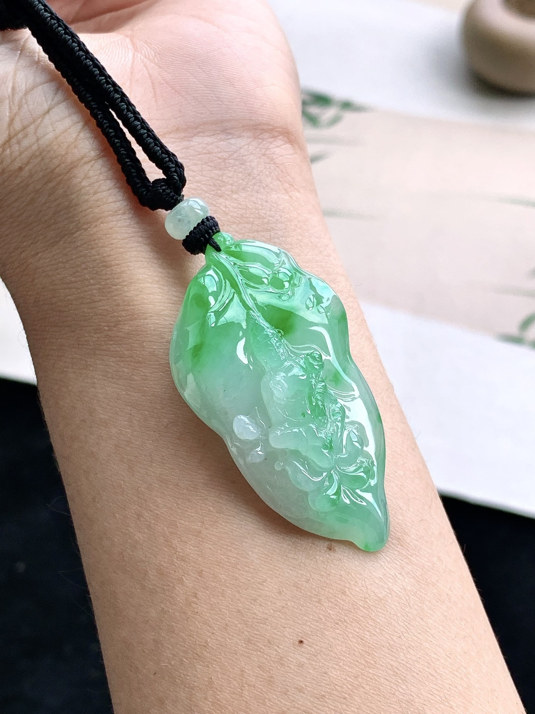 【裸石】️糯冰飘阳绿一叶菩提自在观音牌吊坠 【说明】缅甸 性比高 超厚 【尺寸】51.8-27.2-10.4 【重量】20克