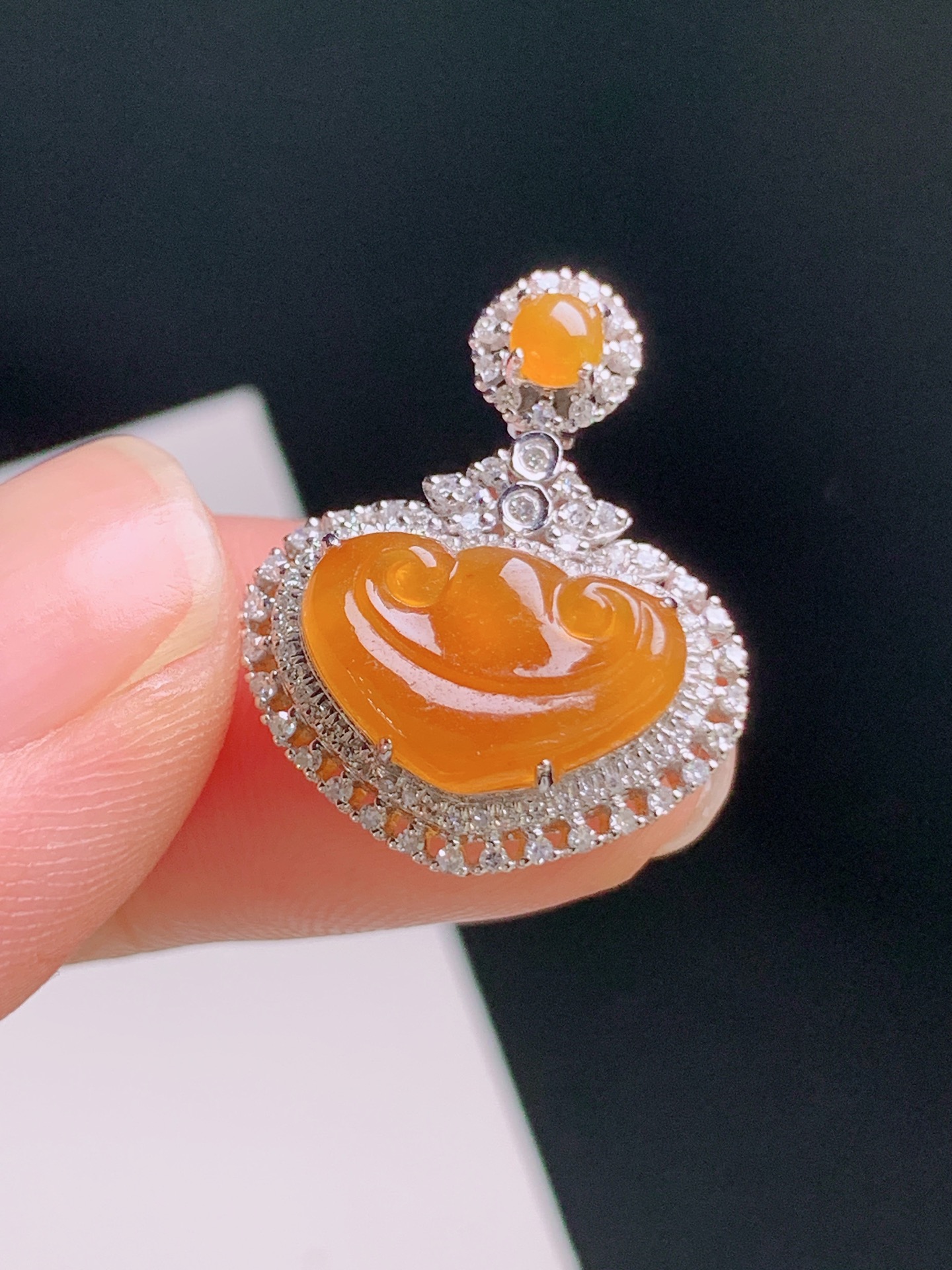 ️ 黄翡如意锁吊坠，色泽明艳，种水通透，精工雕琢 裸石8.4-13-2.3 整体21.8-17.8-6.5 47