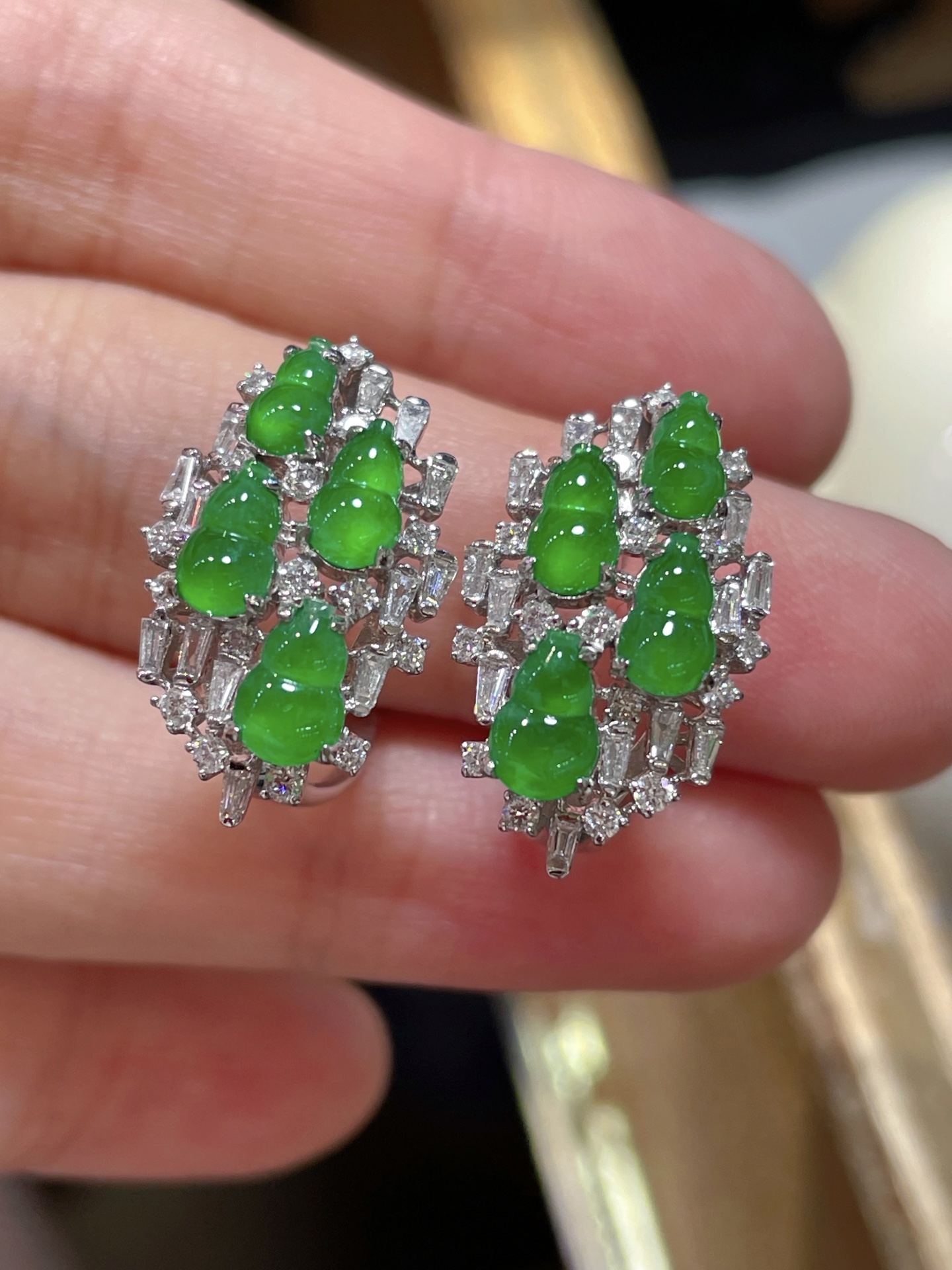 ️性比 精品翡翠葫芦耳钉，满色水头足 这款很精致 18k真金真钻镶嵌，料子饱满细腻 种水，6.4-4.2-2.3