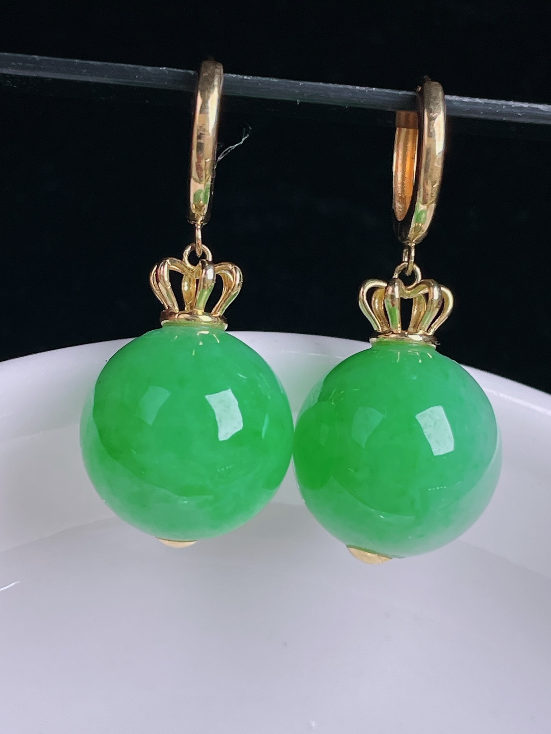 阳绿圆珠耳坠，18k镶嵌，老种起光，细底通透，尺寸：裸石12.8mm1006