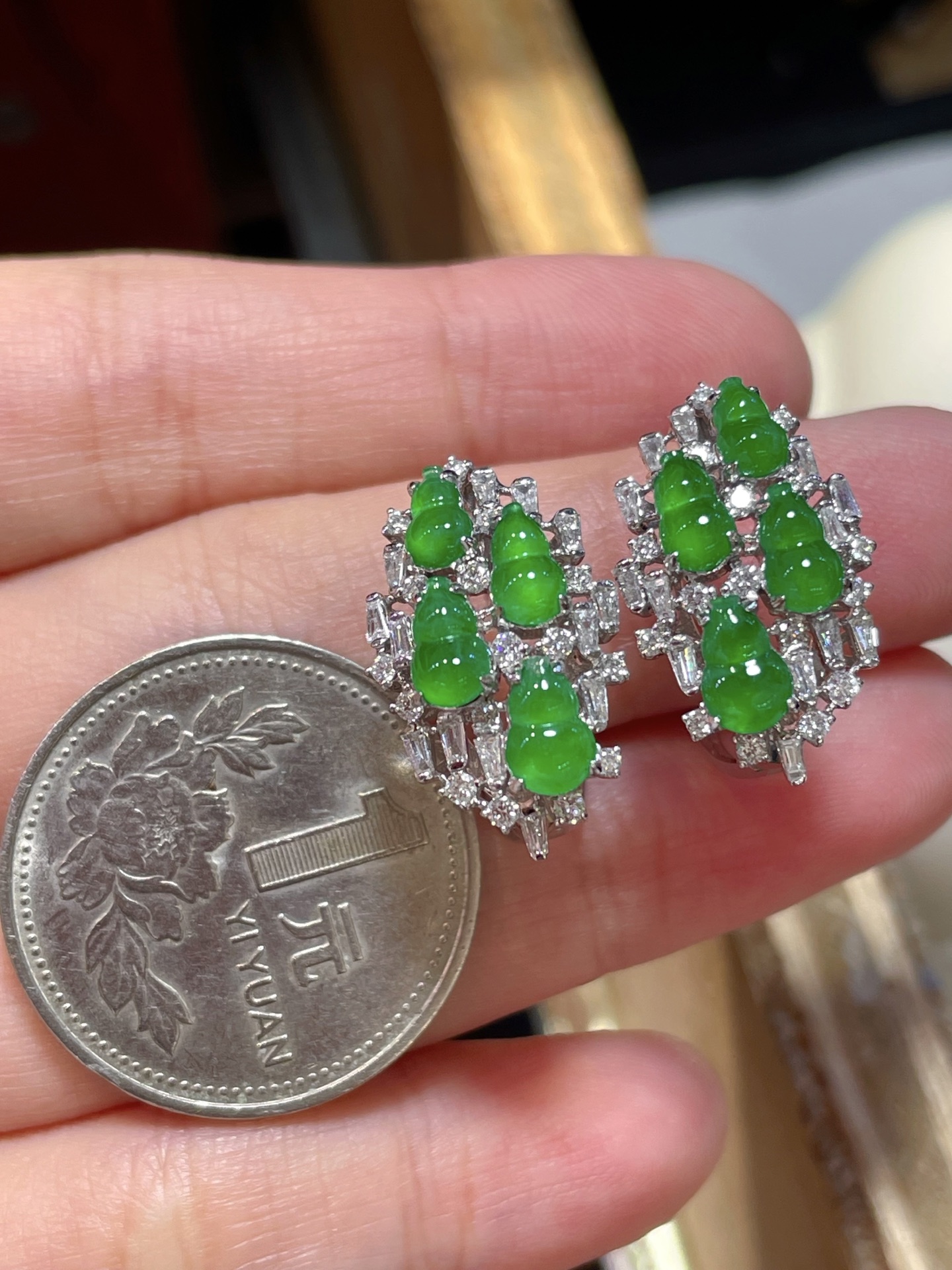 ️性比 精品翡翠葫芦耳钉，满色水头足 这款很精致 18k真金真钻镶嵌，料子饱满细腻 种水，6.4-