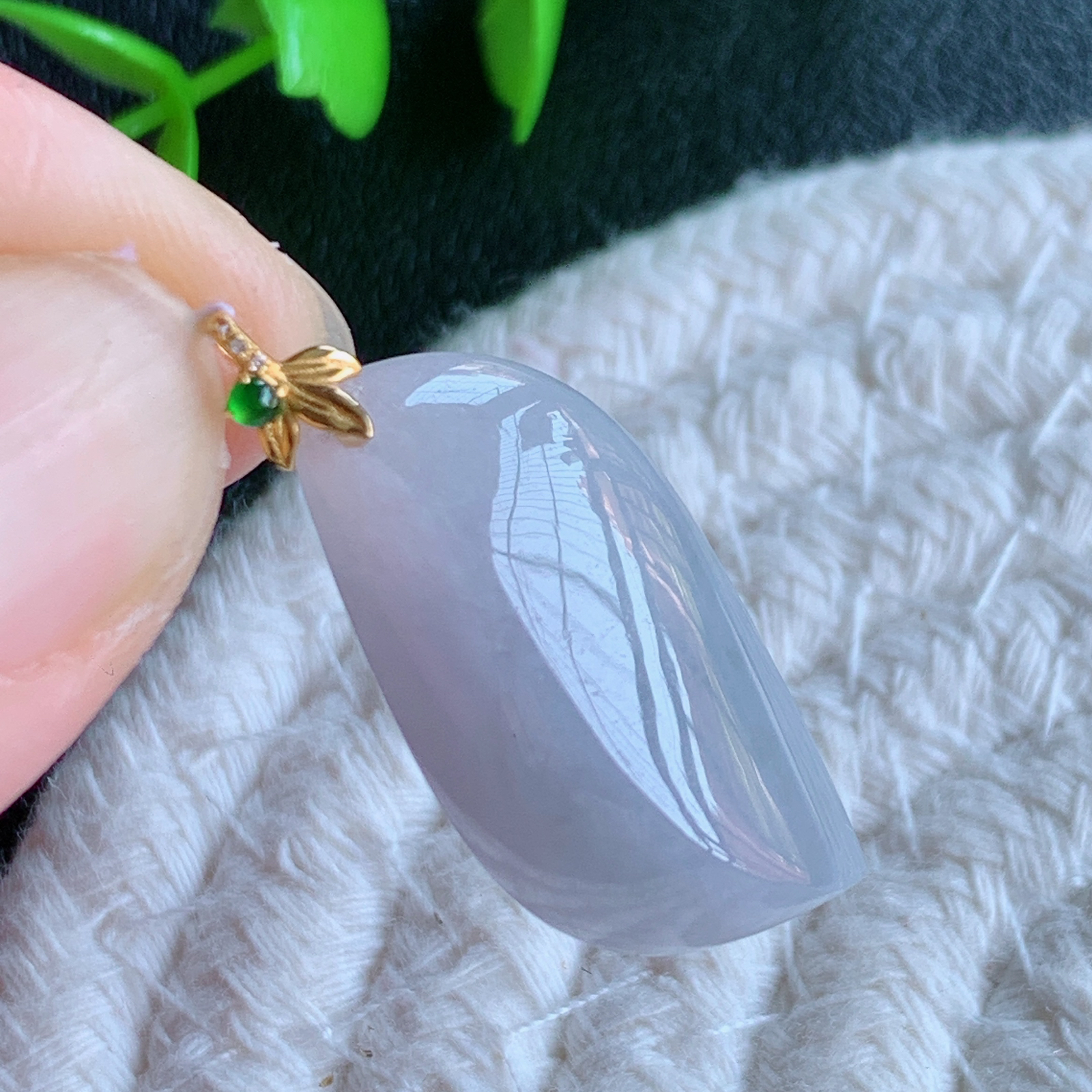 18k金扣冰润紫罗兰随形翡翠吊坠，款式新颖时尚，日常百搭的款。满满的份量感，清新自然 ，上身效果优雅