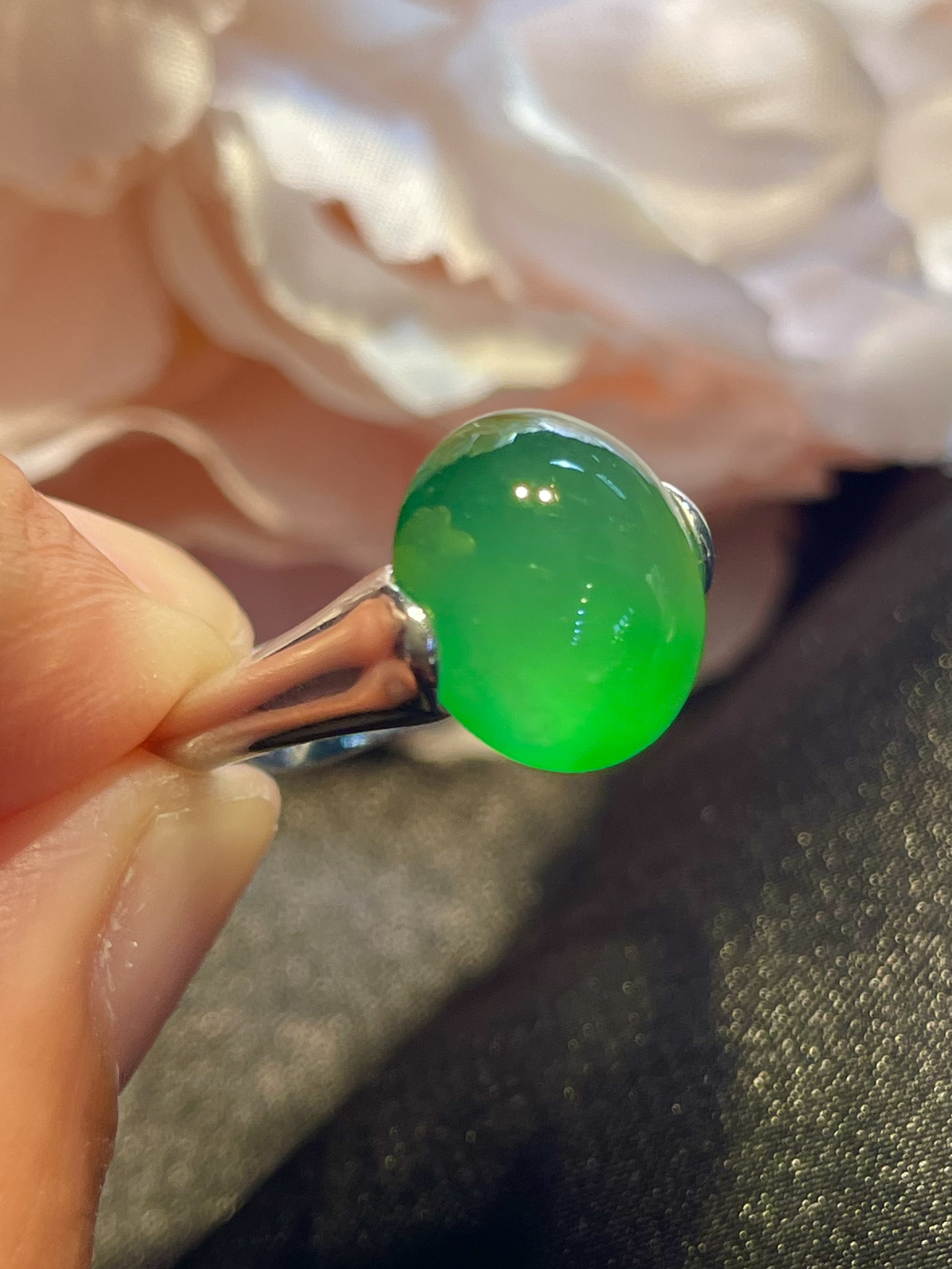 【冰种满绿蛋面戒指】简约大方，质地细腻，饱满度很好，晶莹剔透，18k金钻镶嵌，裸石尺寸11.9*10.4*5.5毫米