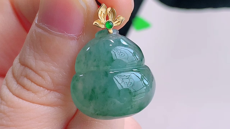 ️ 18K金伴钻葫芦，无裂，尺寸26.4/20.5-20.2-8.0mm，包A附证书