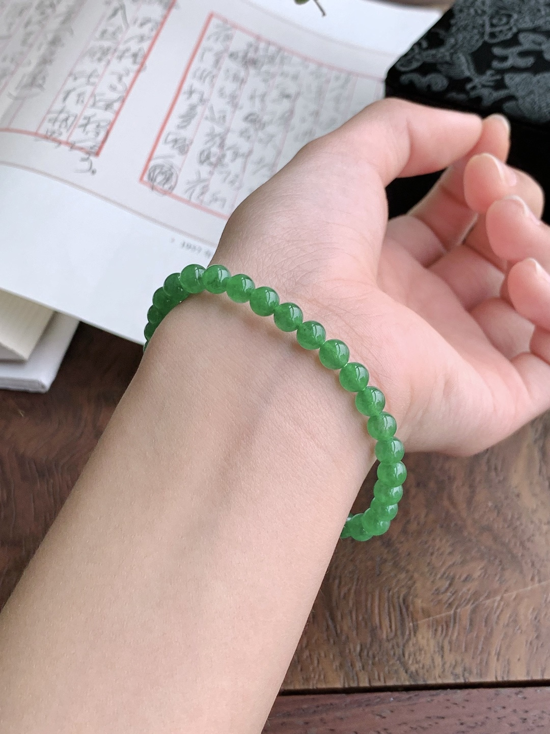 【珠子】阳绿手串圆珠子手串 【说明】缅甸 性比高 【尺寸】5.5mm 【重量】10克