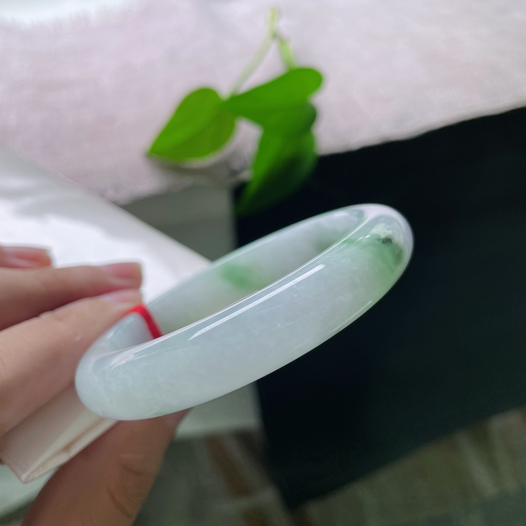 54.7/11.7/8.8，飘花正圈，皮纹，莹润细腻，飘花随性漫开，把飘花独有的朦胧美感尽数展现。ss58386a