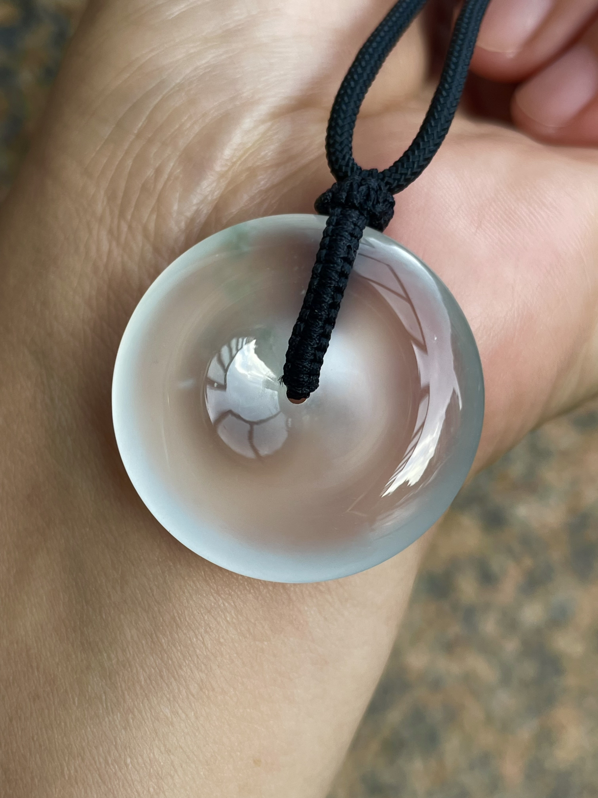 【玻璃种平安扣】质地非常细腻，冰润十足，种老冰透，通透澄澈，净透起刚，底子干净纯粹。收藏品质