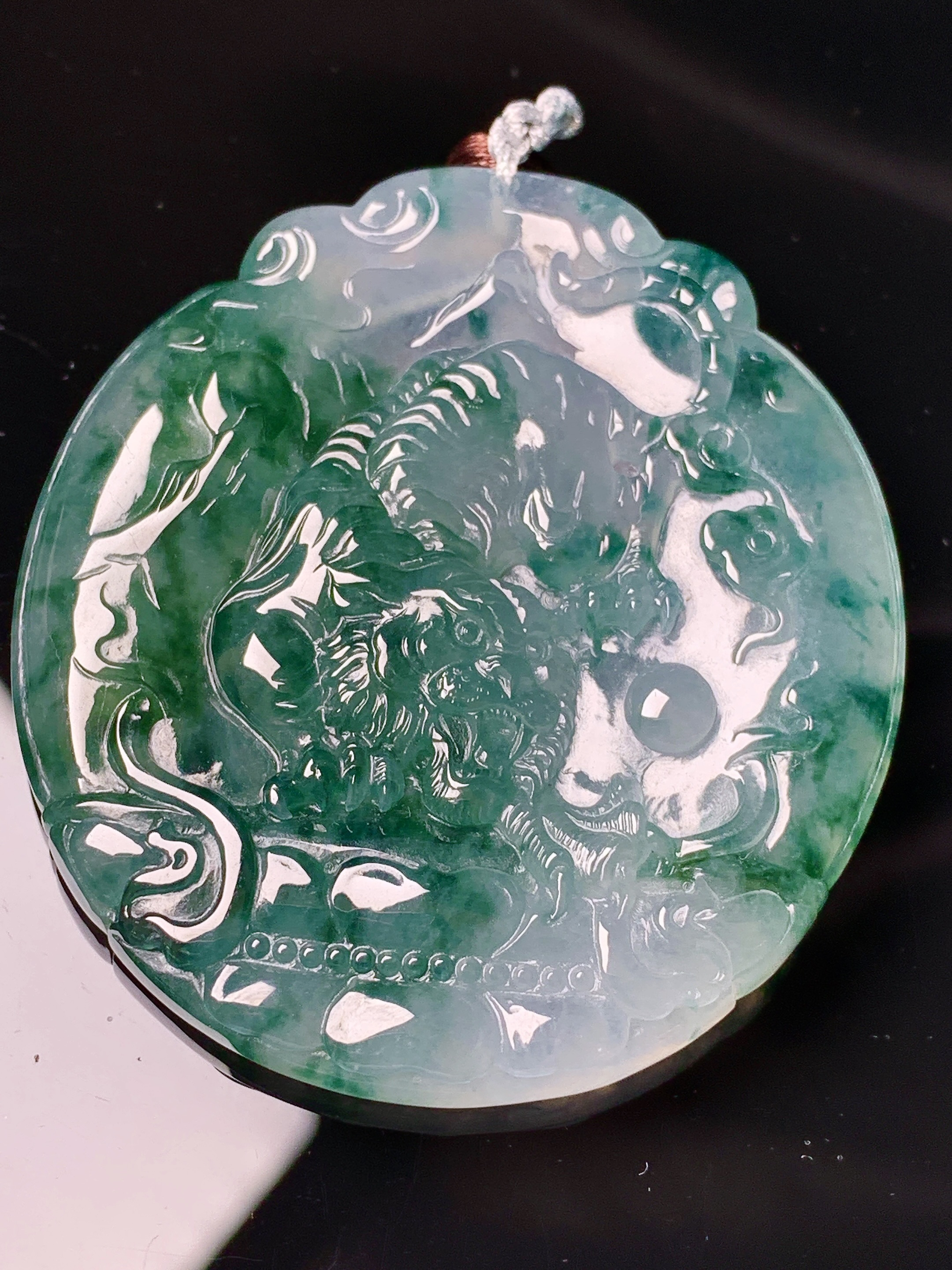 飘绿生肖虎吊坠 玉质细腻 色泽艳丽清新 水润亮眼 整体尺寸51*45.7*5.2 b2