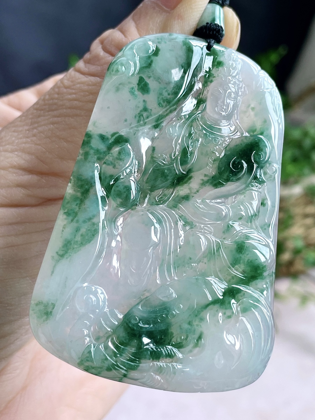 【裸石】冰飘绿花普贤观音牌吊坠 【说明】缅甸 无裂 性比高 飘花 【尺寸】67.8-45.6-5.7 【重量】41克