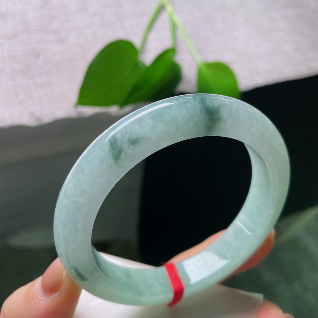 57.8/11.9/9.5，飘花正圈，皮纹，浓郁的墨绿飘花随性地萦绕镯壁，花色错落有致，好似远山云雾，清冷疏离，氛围感十足。ss57475a