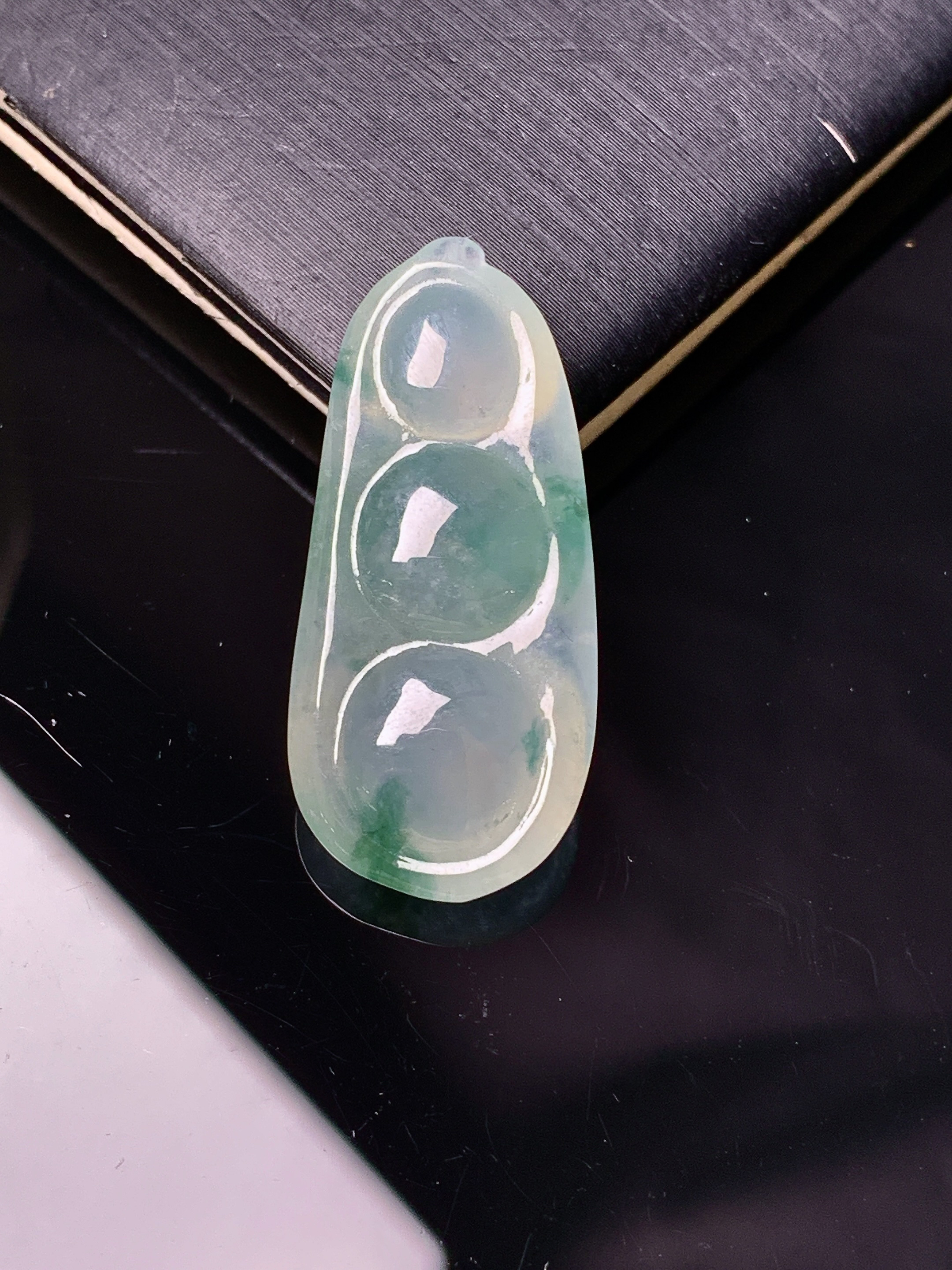 冰飘绿四季豆吊坠 玉质细腻 色泽艳丽清新 水润亮眼 整体尺寸28.8*13.2*6.8 yz