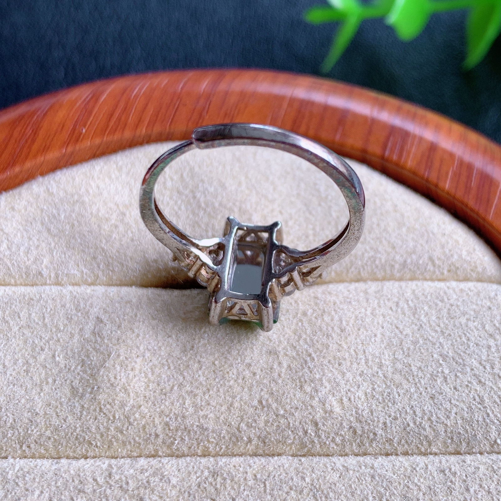 冰满绿翡翠925银镶嵌方形戒指，自然光实拍，颜色漂亮，种老水足，品相佳，佩戴佳品！W481.3  整体尺寸：17.5-11-5.5mm  裸石尺寸：9.5-6.5mm