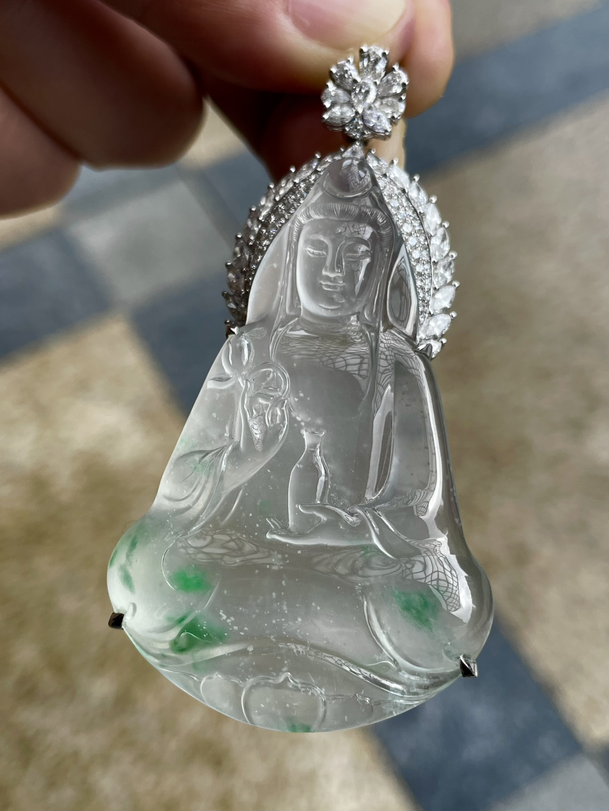 【冰种飘绿素衣观音】质地细腻，通透度上佳，冰感十足，适合佩戴，收藏品质，18k金钻镶嵌，裸石尺寸56.2*35.9*5.8毫米