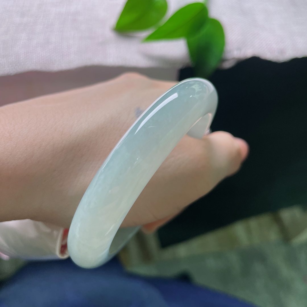 55.5/12/9.3，绿底正圈，无裂，玉质细腻通透，水头清亮，镯身泛着盈盈水光，上手冰润舒服，触感温润顺滑。ss57768a