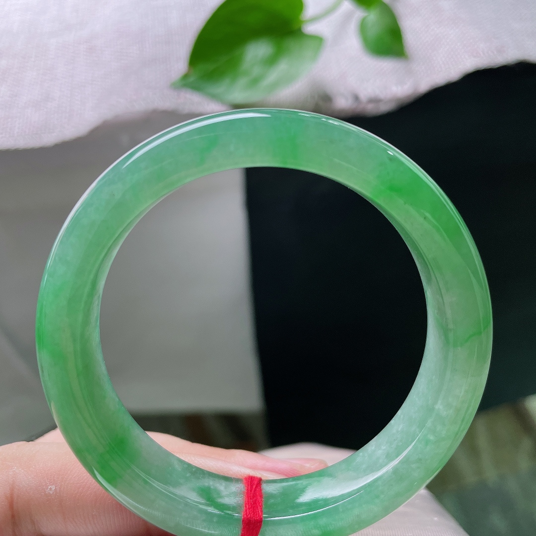 53.3/11.7/8.1，飘绿正圈，细腻，水润，随身一抹绿意，温柔不张扬 ，自带气场，无裂，ss5