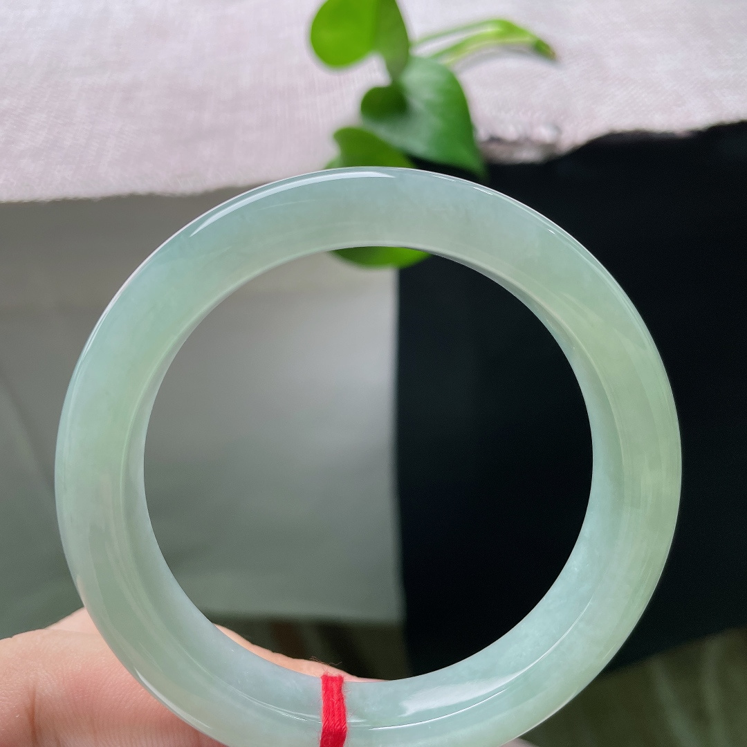 56.8/12/8.7，绿底正圈，无裂，无杂净底温润起光，清冷素雅尽显东方温婉。ss57535a