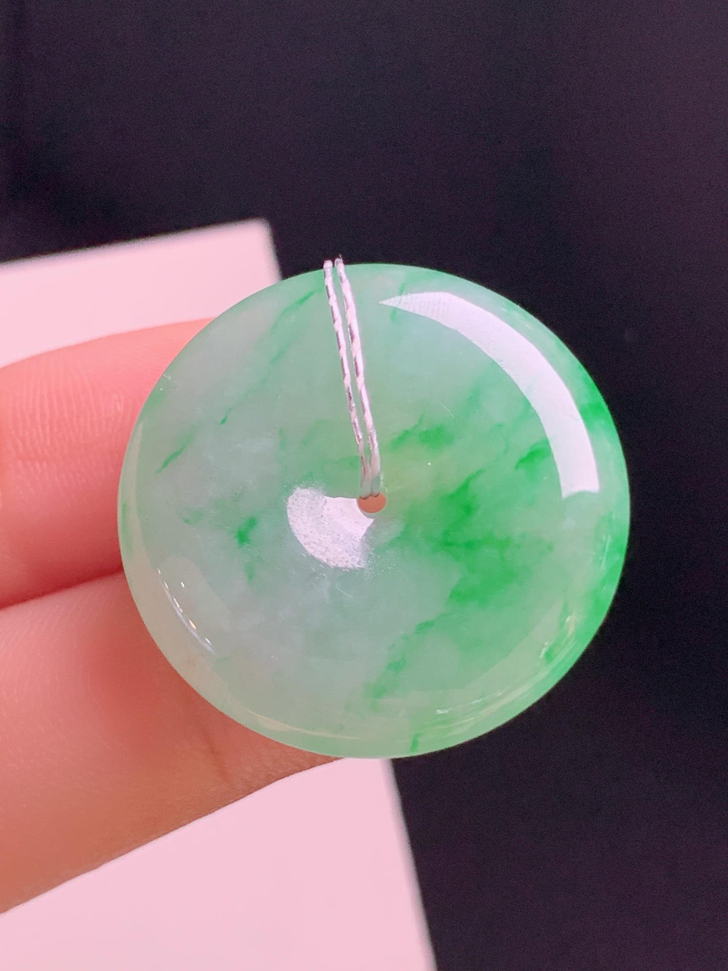 ️ 阳绿平安扣，翠色飘逸，玉质温润 裸石27.7-6 111004