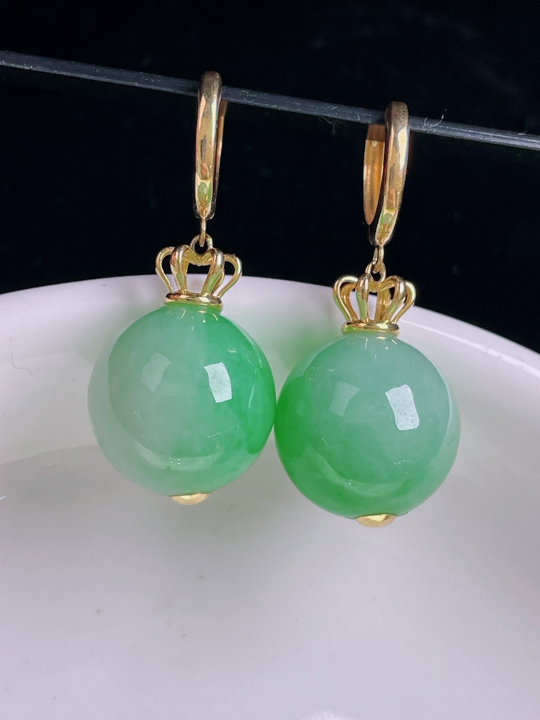 阳绿圆珠耳坠，18k镶嵌，老种起光，细底通透，尺寸：裸石12.8mm1006
