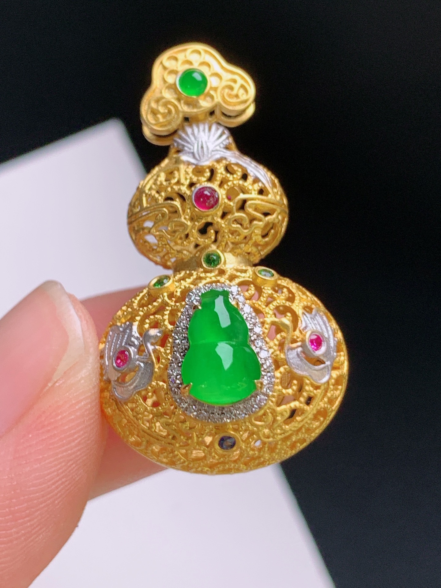 ️ 葫芦吊坠，色浓鲜亮，工艺精巧 裸石8-5.6-3 整体33.5-18.7-14.8 82