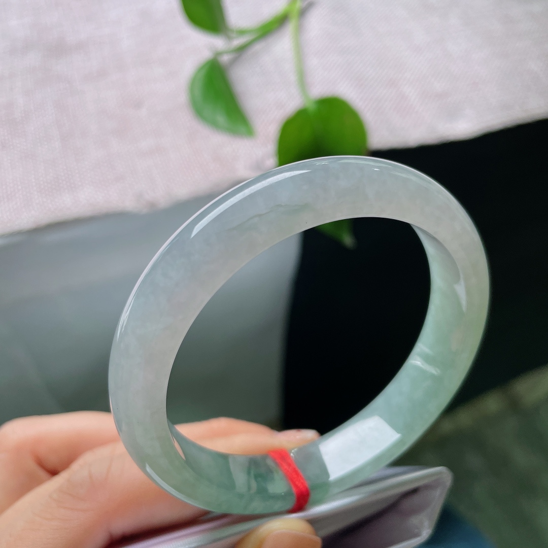57/12.2/7.7，油青正圈，一点皮纹，冰润湖绿正圈镯，满圈均匀晴水色调，种水通透，版型周正，上手清爽大方。ss56728a