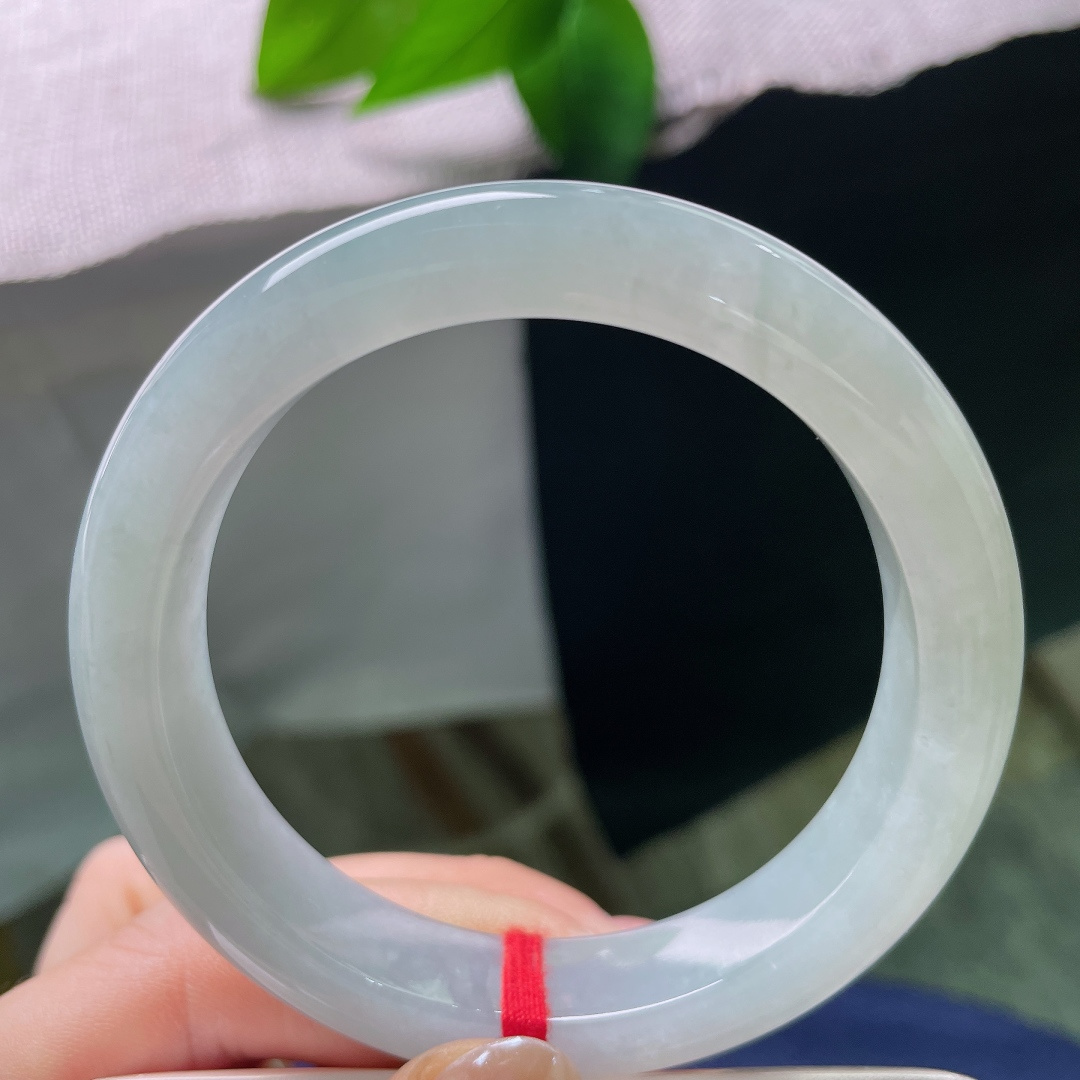 55.5/12/9.3，绿底正圈，无裂，玉质细腻通透，水头清亮，镯身泛着盈盈水光，上手冰润舒服，触感温润顺滑。ss57768a